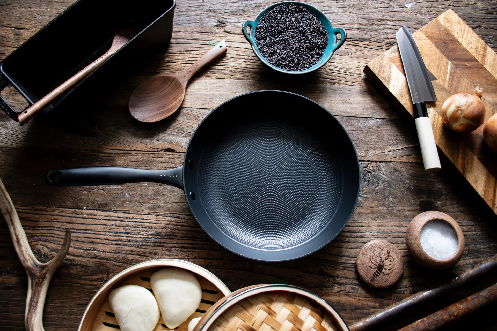 Satake frying pan in lightweight cast iron ceramic, 28 cm Satake
