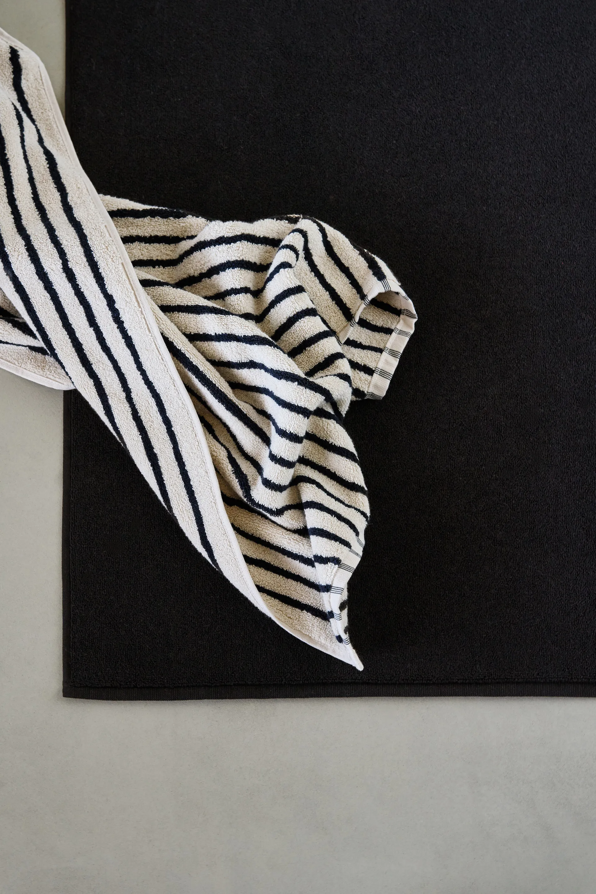 Drift bath mat 50x70 cm, Black Scandi Living