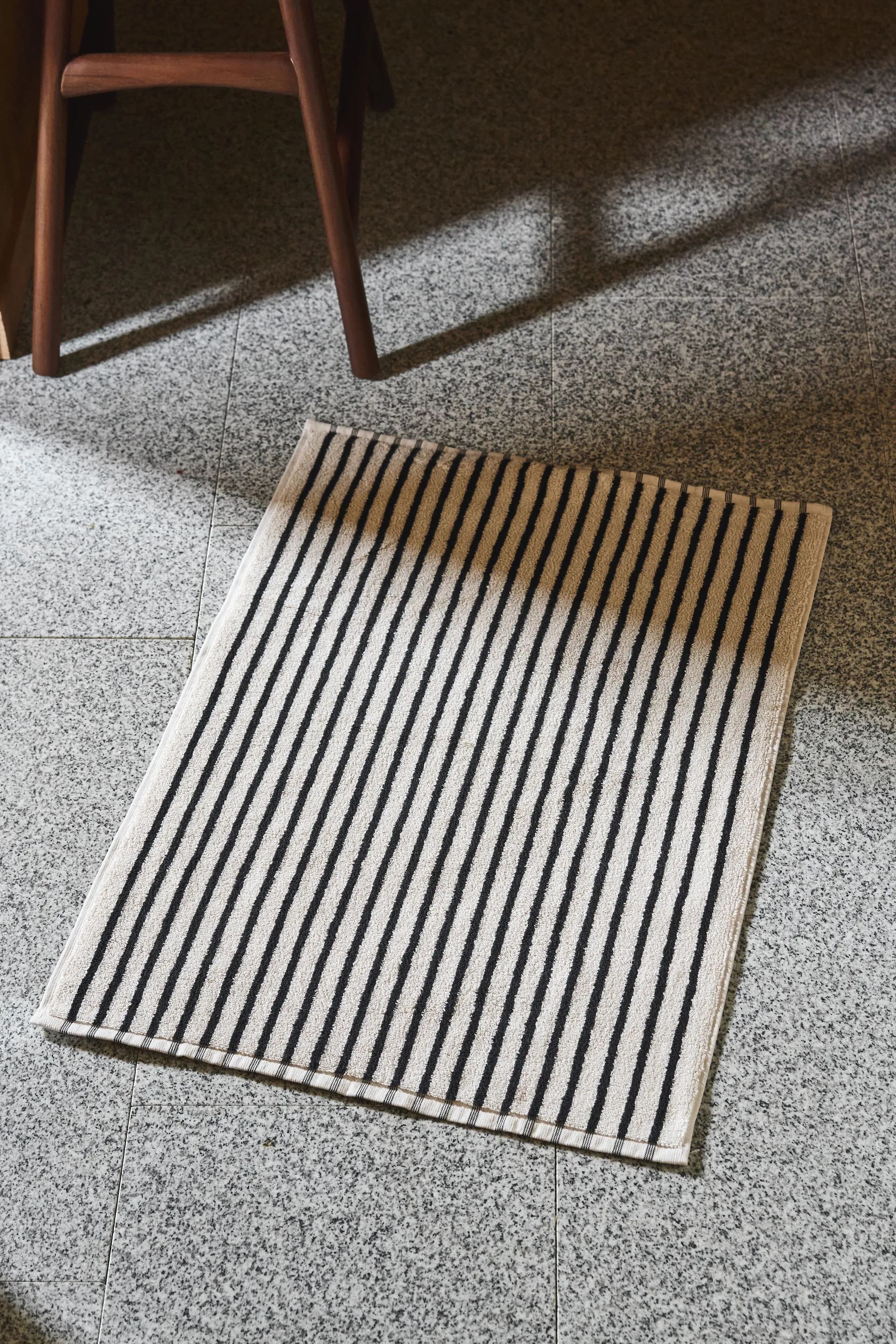 Drift bath mat 50x70cm, White-black Scandi Living