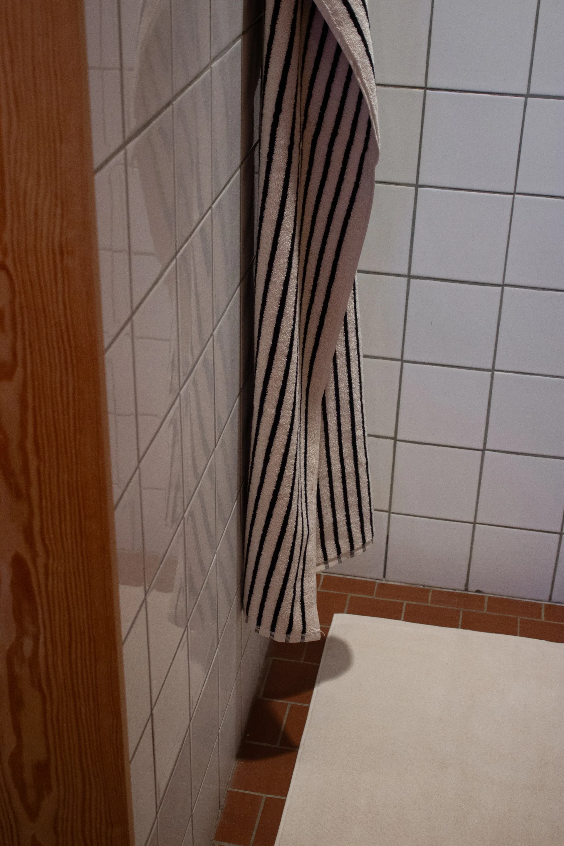 Drift bath towel 100x150 cm, White-black Scandi Living