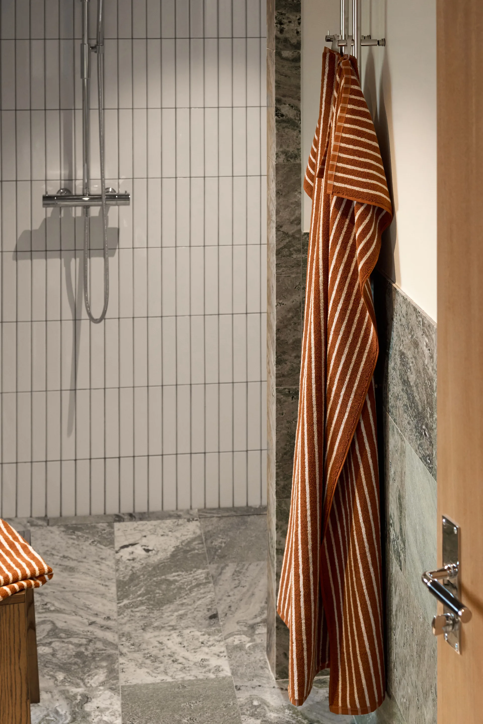 Drift bath towel 70x140 cm, Brown-white Scandi Living