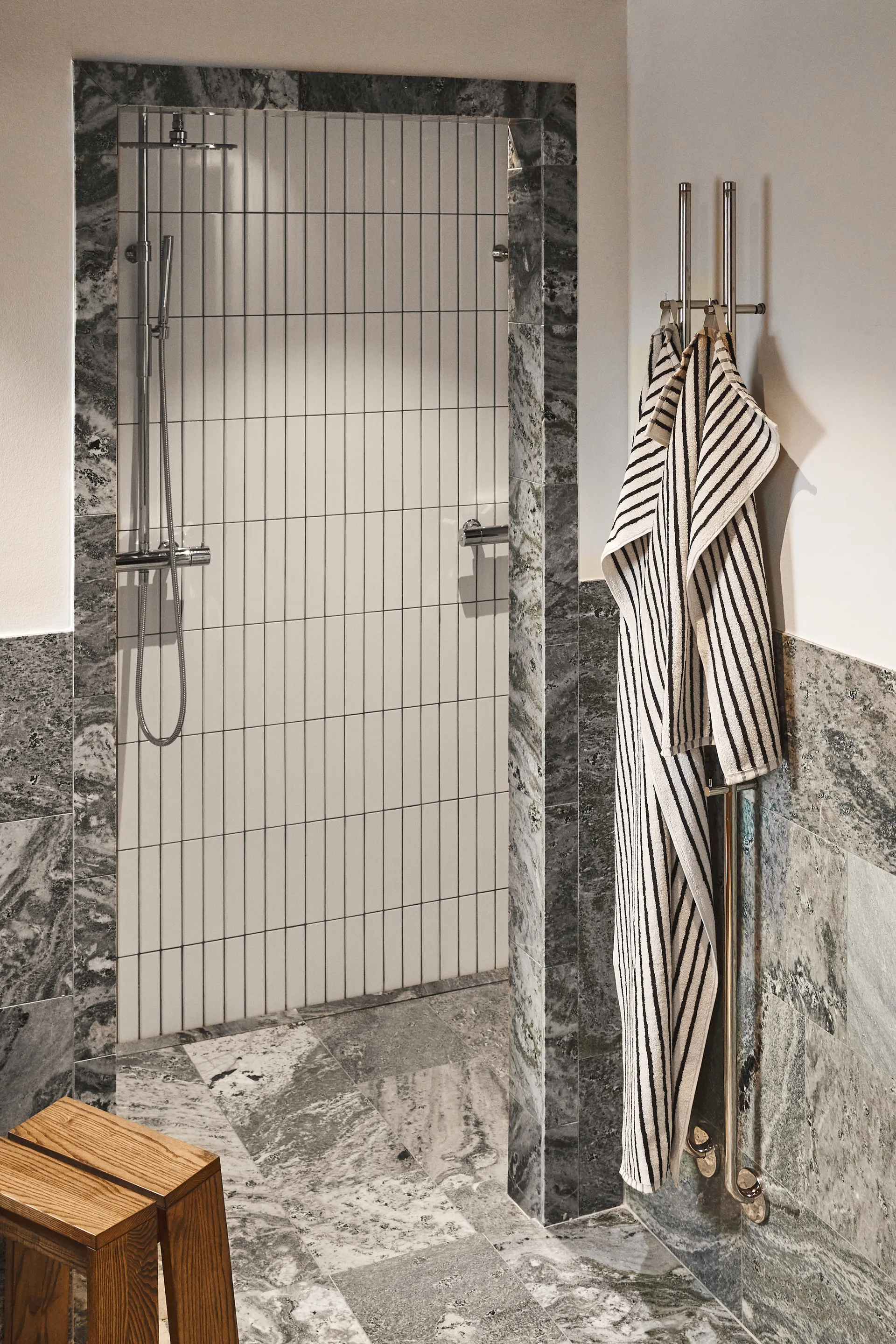 Drift bath towel 70x140 cm, White-black Scandi Living