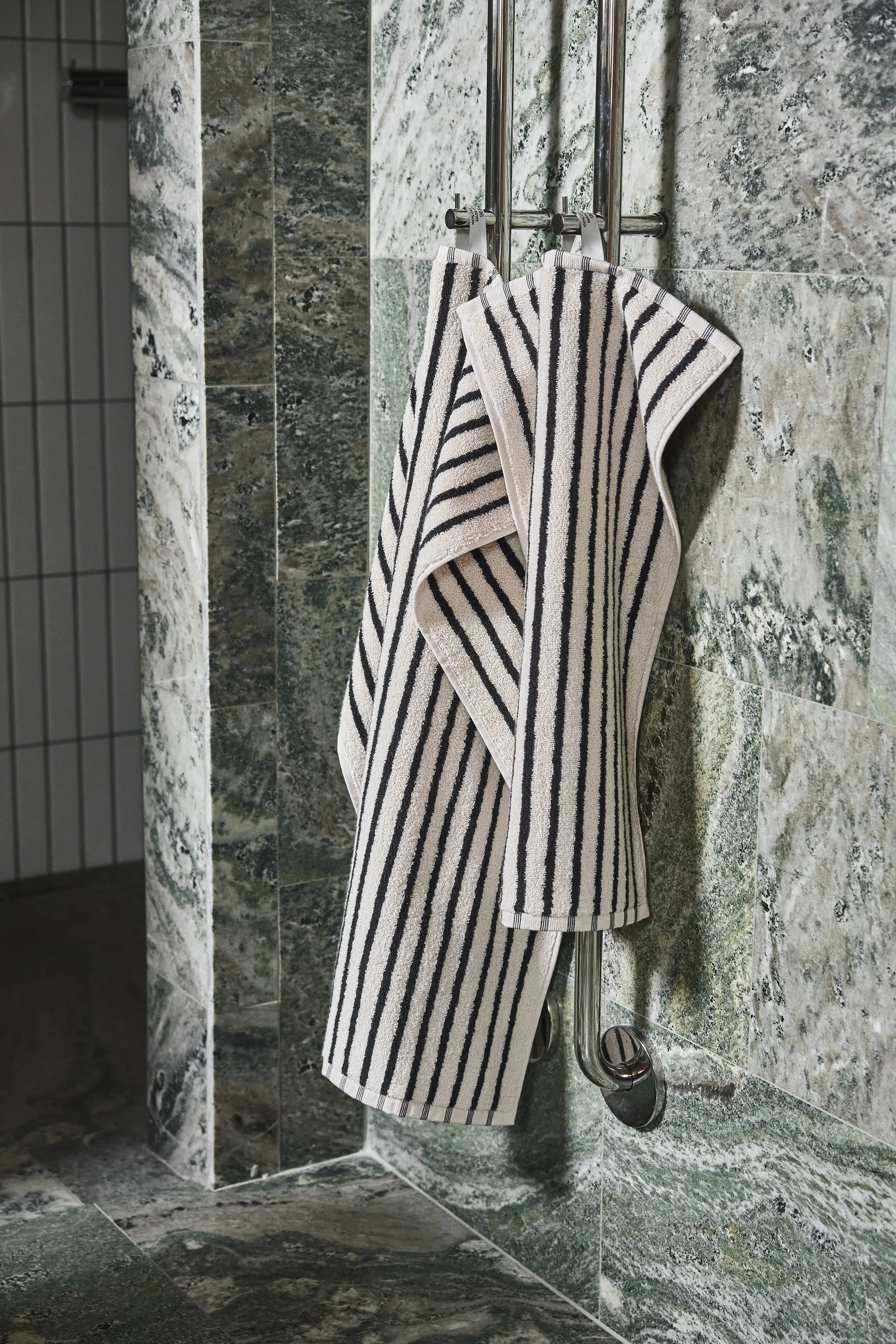 Drift towel 30x50 cm, White-black Scandi Living