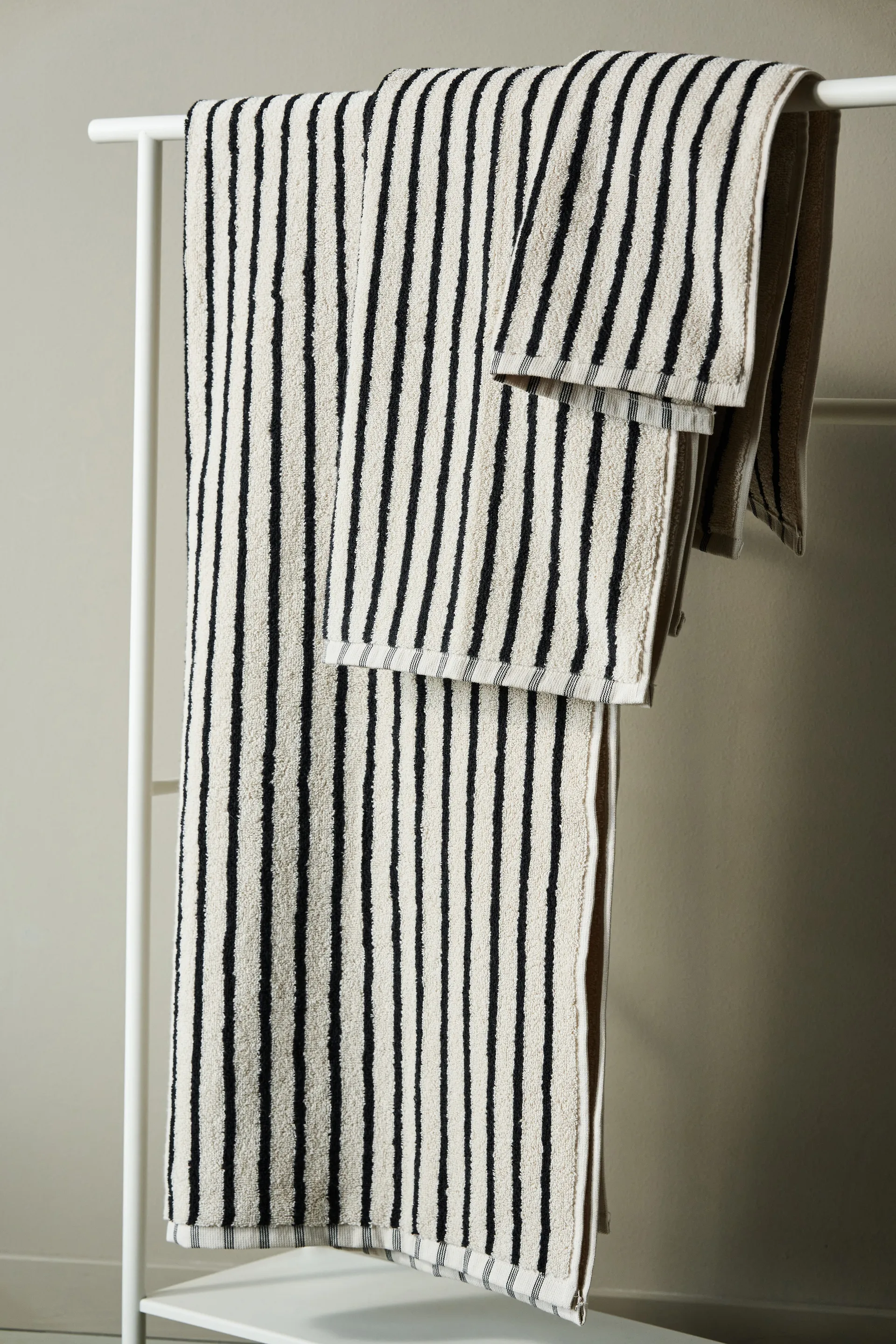 Drift towel 50x70 cm, White-black Scandi Living