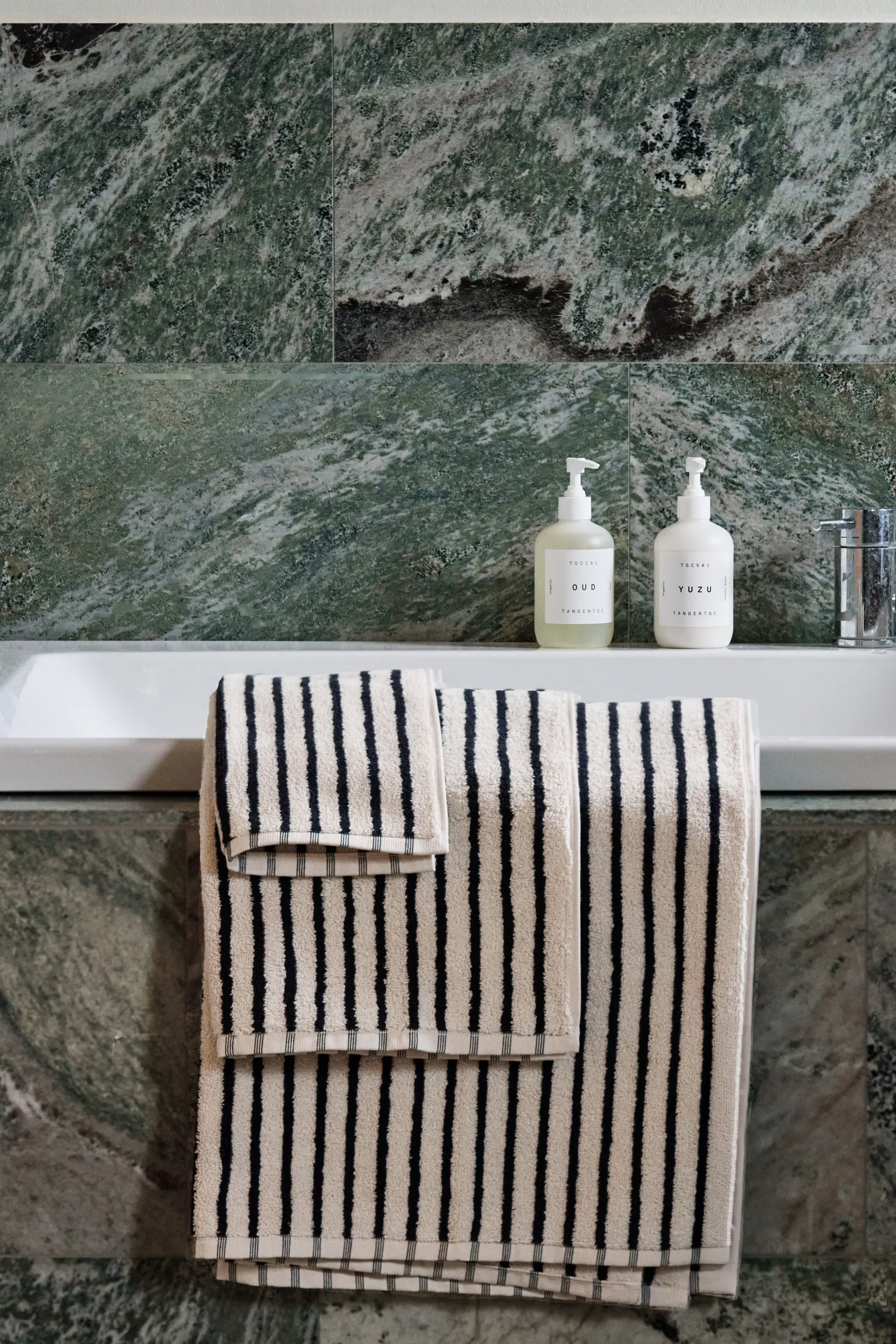 Drift towel 50x70 cm, White-black Scandi Living
