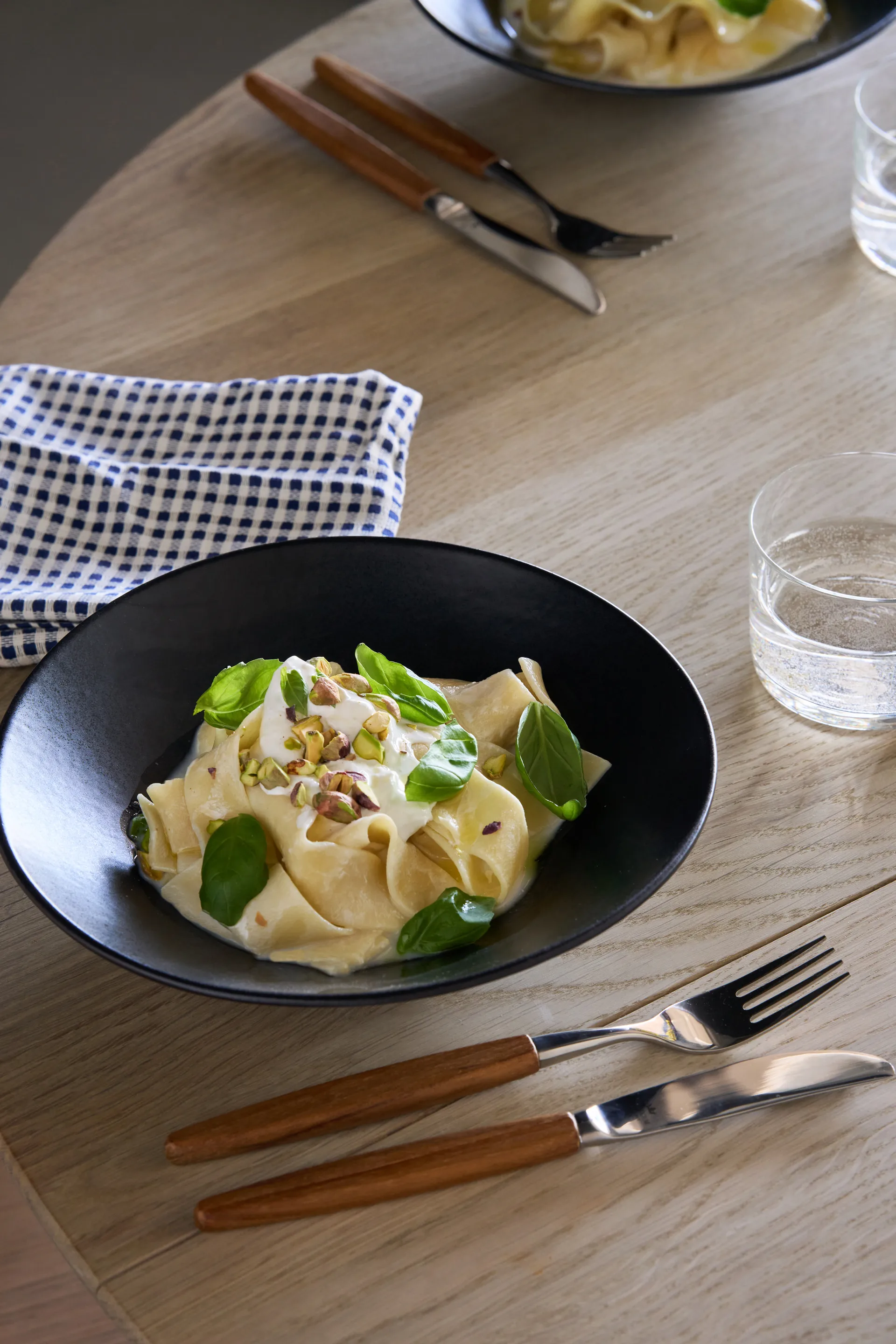 Terra pasta plate, Black stoneware, Ø22,5 cm Scandi Living