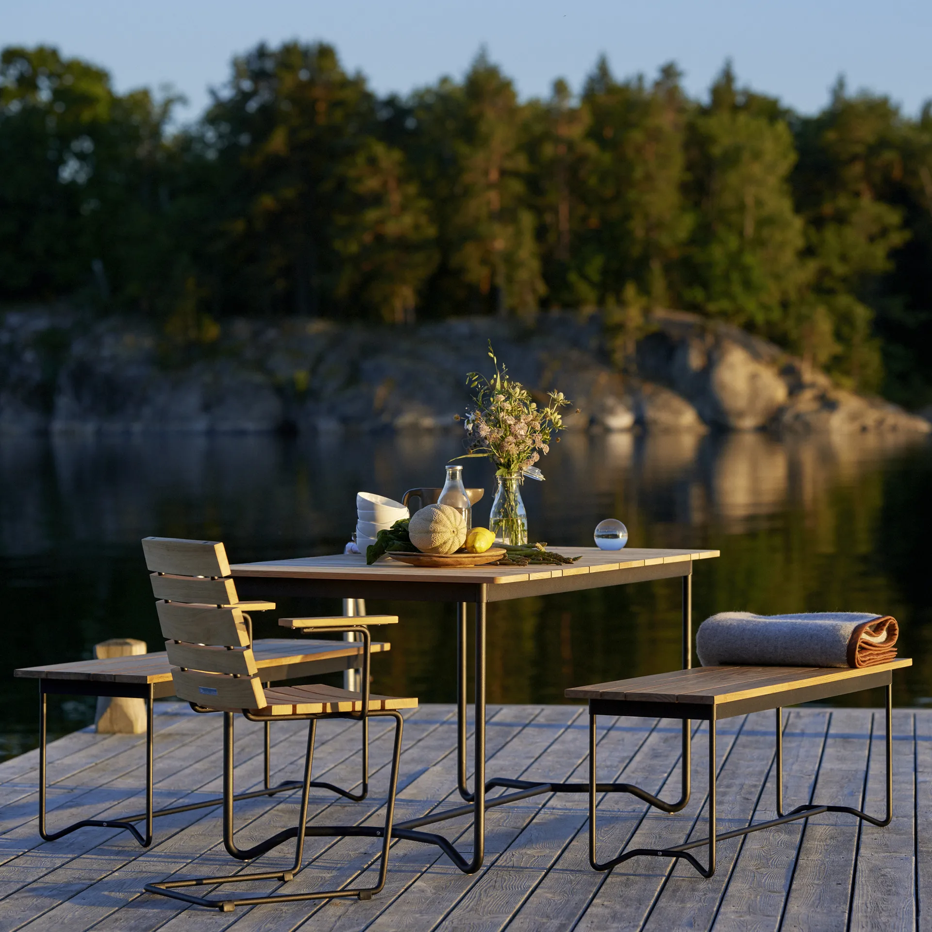 Grinda bench, Teak, black frame Skargaarden