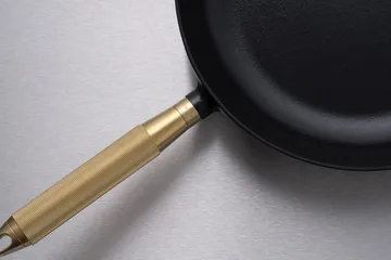 Buster & Punch cast iron frying pan black Ø28 cm - Brass handle - STAUB