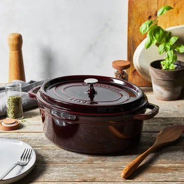 Staub La Cocotte oval cast iron pot 4.2 L - Grenadine red - STAUB
