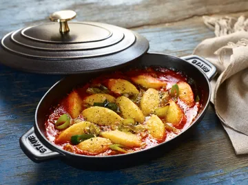 Staub oval cast iron baking dish with lid 23 cm - Black - STAUB