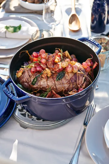 Staub round casserole dish. Three layers of enamel 5.2 l - dark blue - STAUB