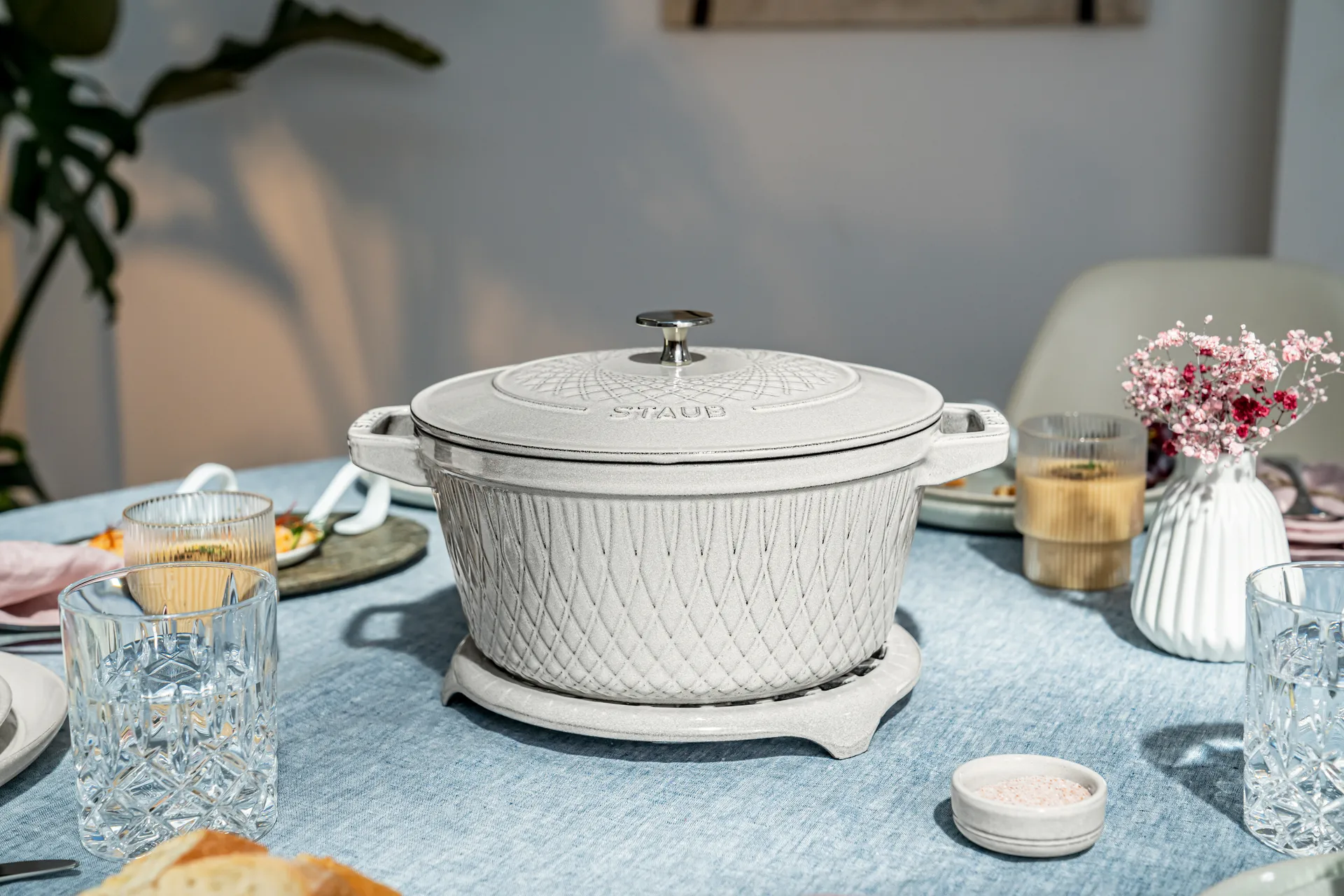 Staub Twister La Cocotte pot 4 L, White truffle STAUB
