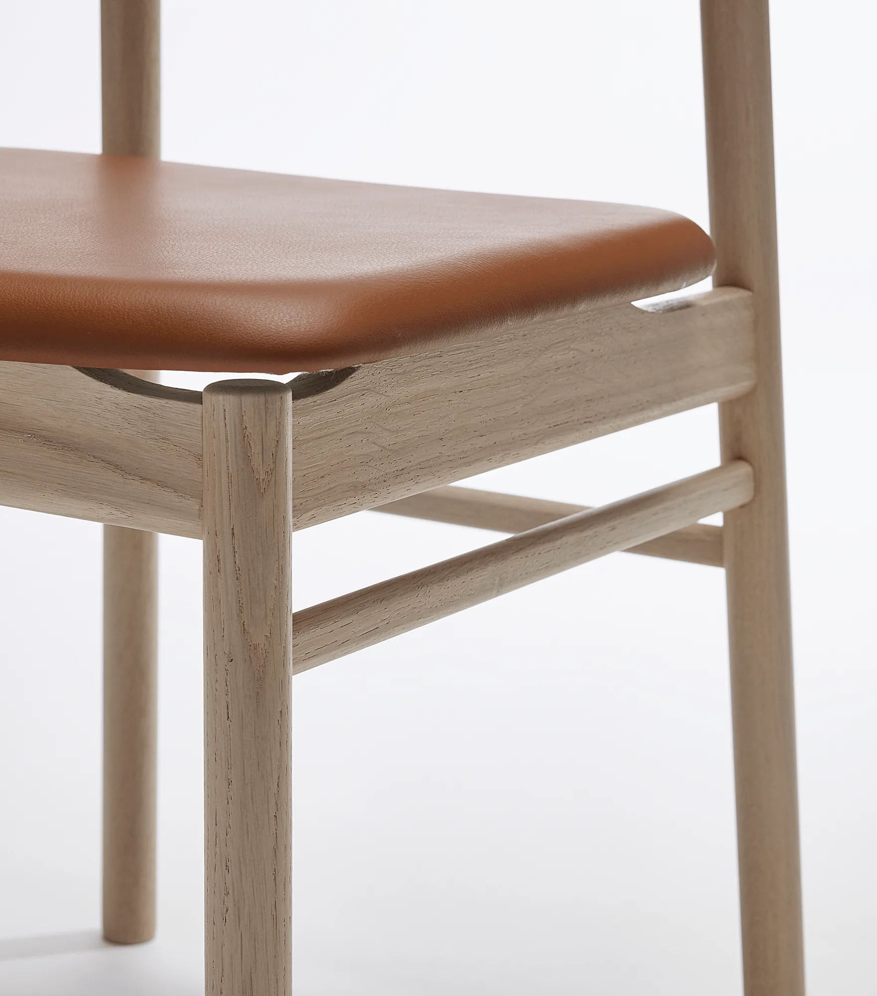 Prima Vista chair light matte lacquered oak, Leather Elmosoft 43807 cognac Stolab