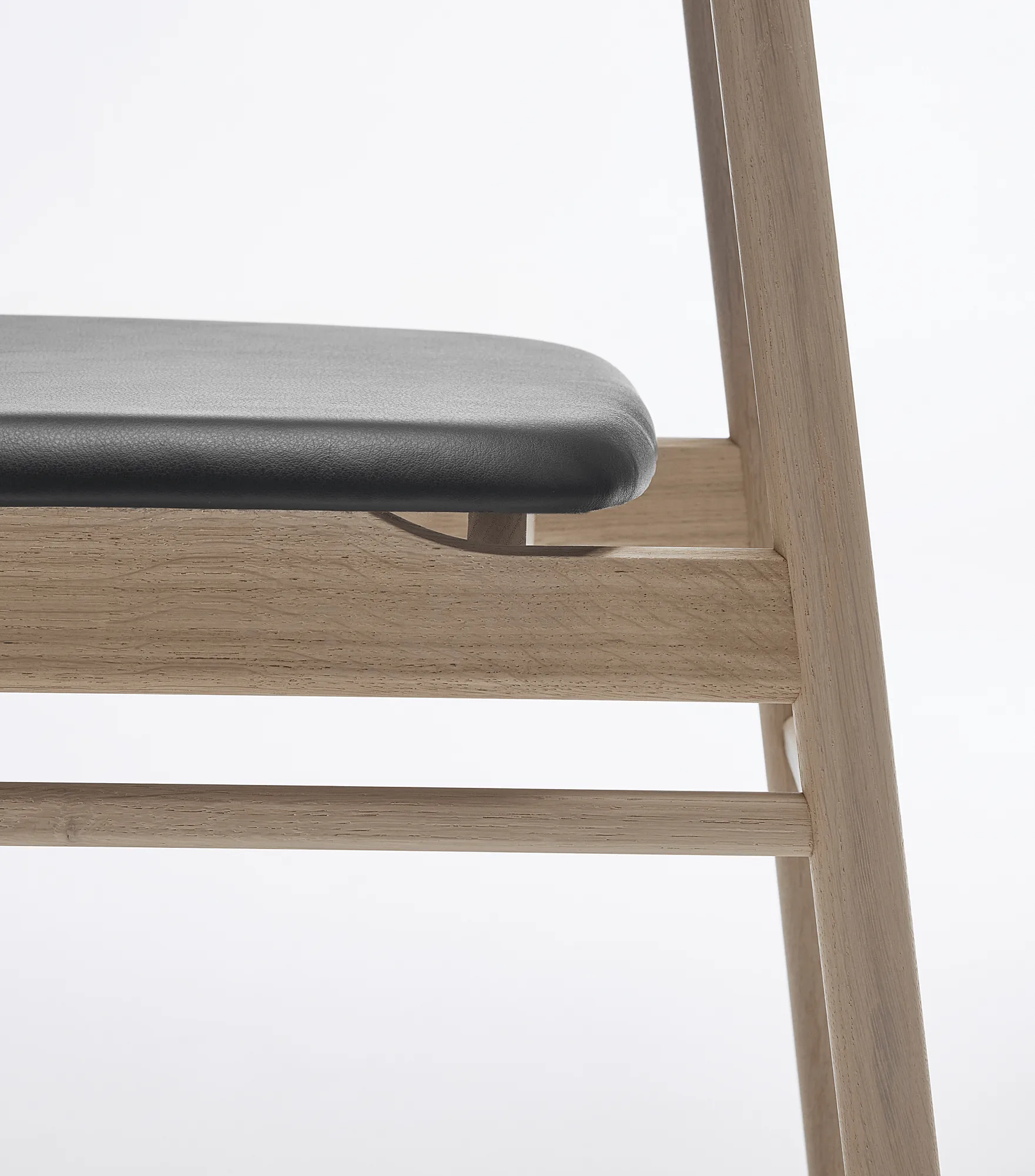 Prima Vista chair light matte lacquered oak, Leather Elmosoft 99001 black Stolab