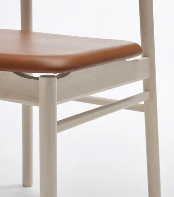 Prima Vista chair white-oiled birch - Leather Elmosoft 43807 cognac - Stolab