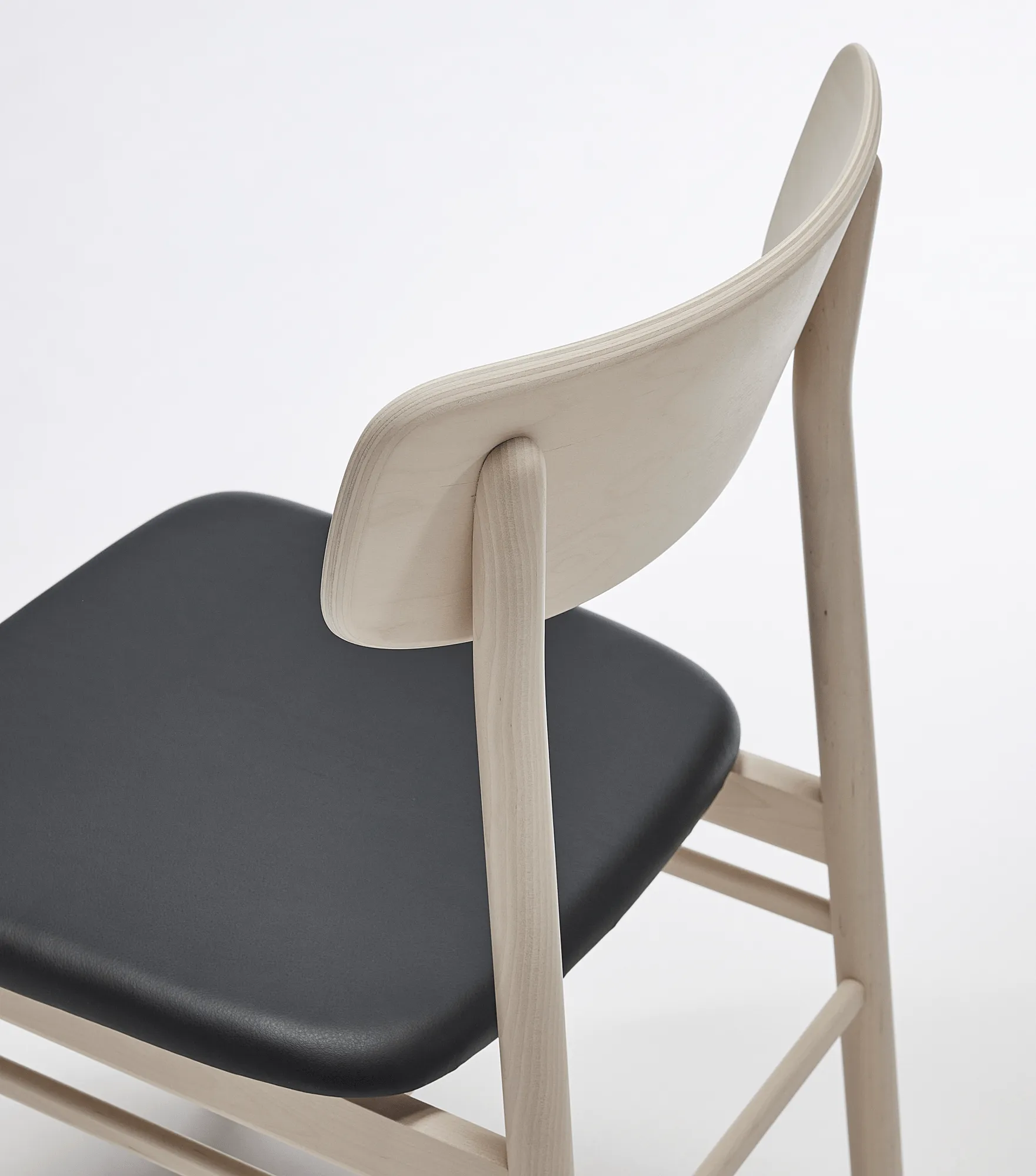 Prima Vista chair white-oiled birch, Leather Elmosoft 99001 black Stolab