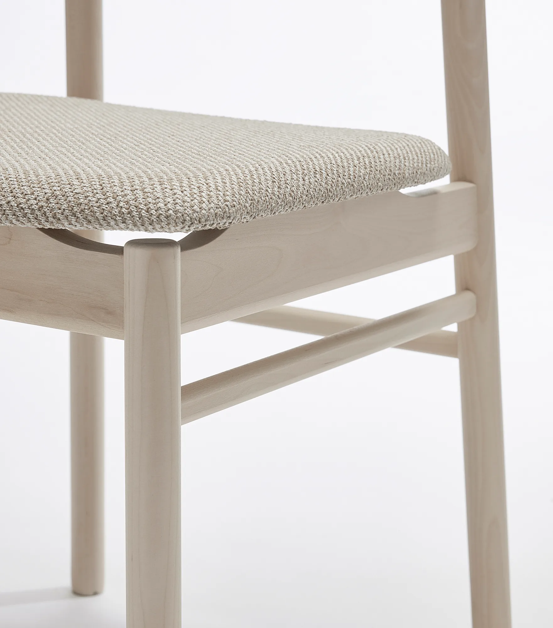 Prima Vista chair white-oiled birch, Textile Atto Driftwood V3576/01 grey Stolab