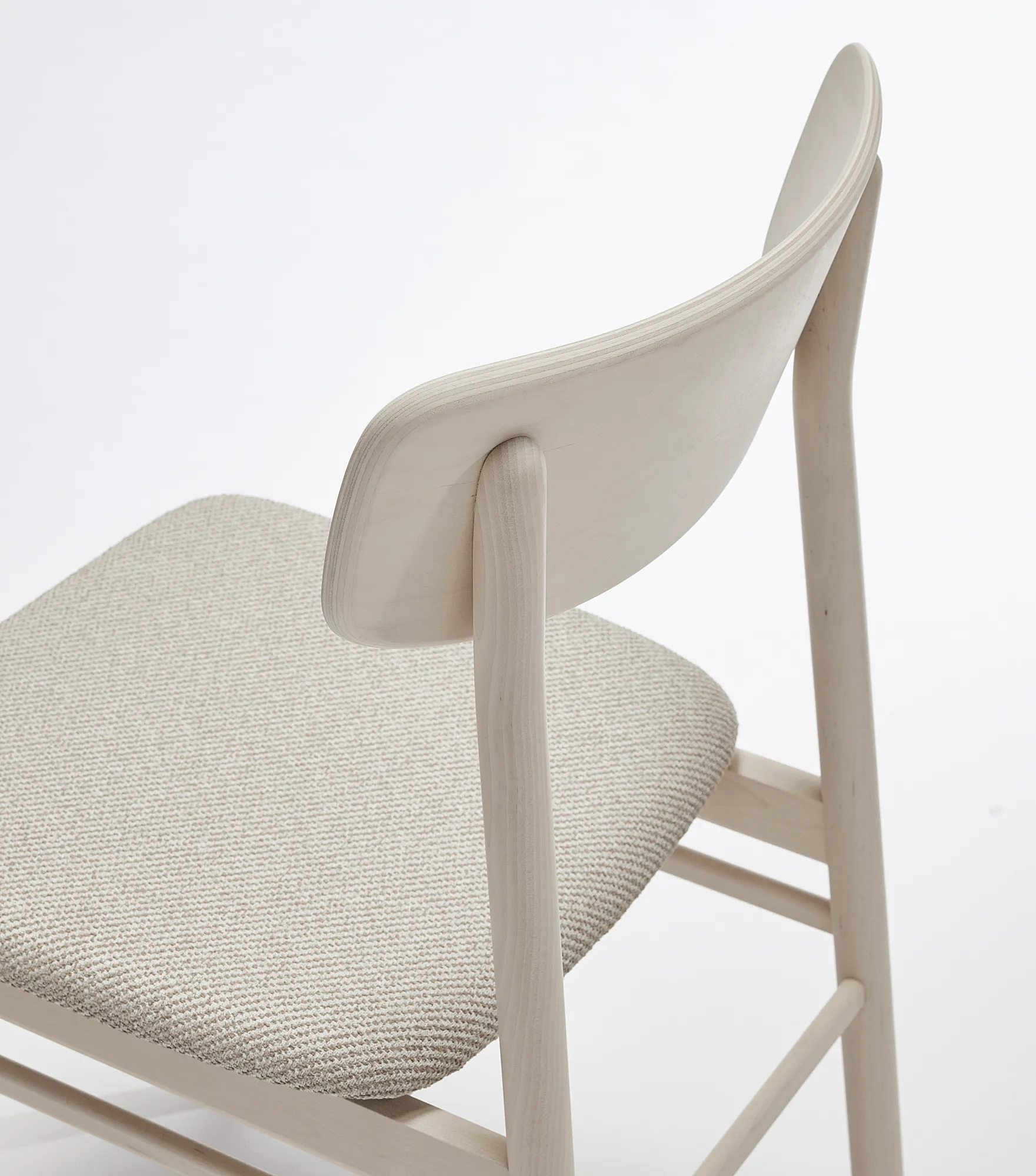 Prima Vista chair white-oiled birch, Textile Atto Driftwood V3576/01 grey Stolab