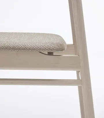 Prima Vista chair white-oiled birch - Textile Atto Driftwood V3576/01 grey - Stolab