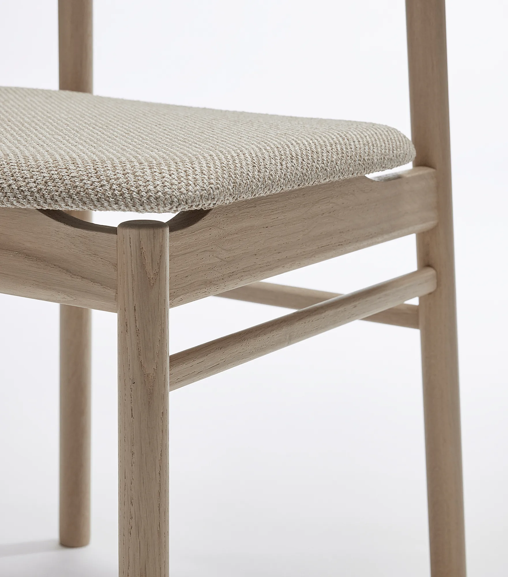 Prima Vista chair white-oiled oak, Textile Atto Driftwood V3576/01 grey Stolab