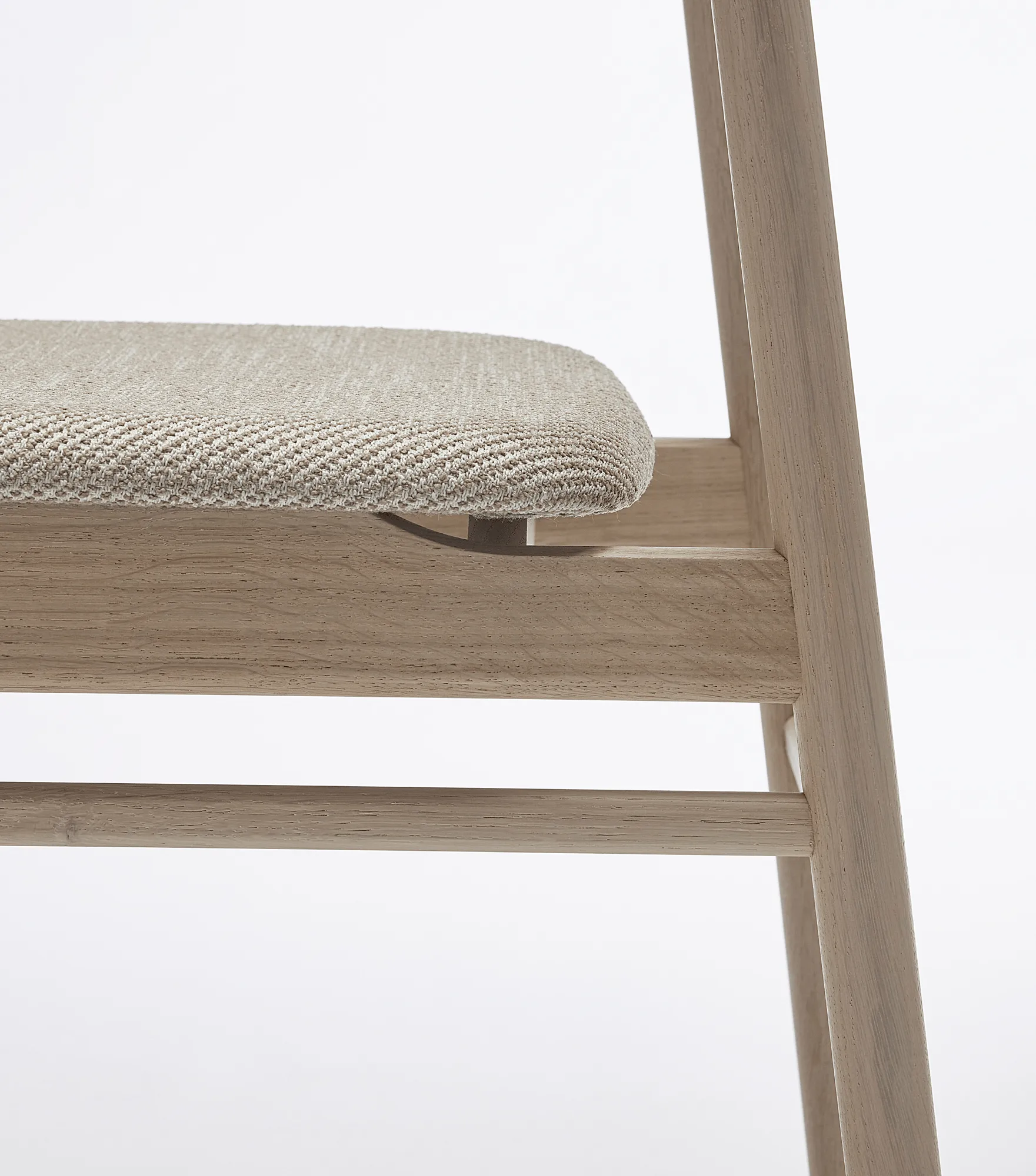 Prima Vista chair white-oiled oak, Textile Atto Driftwood V3576/01 grey Stolab