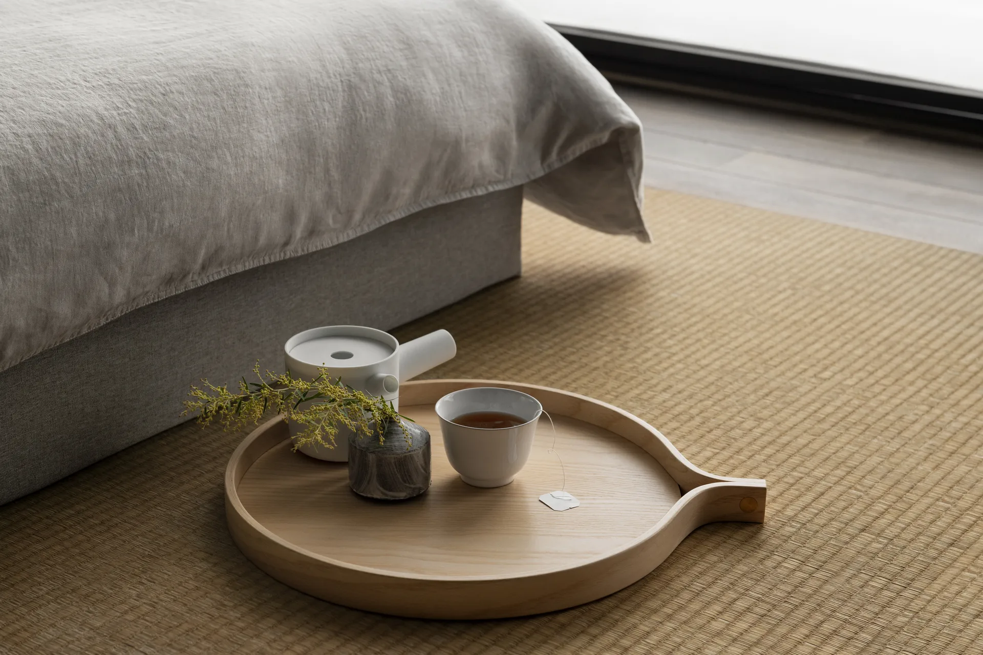 Comma tray Ø40 cm, Ash lackered Swedese