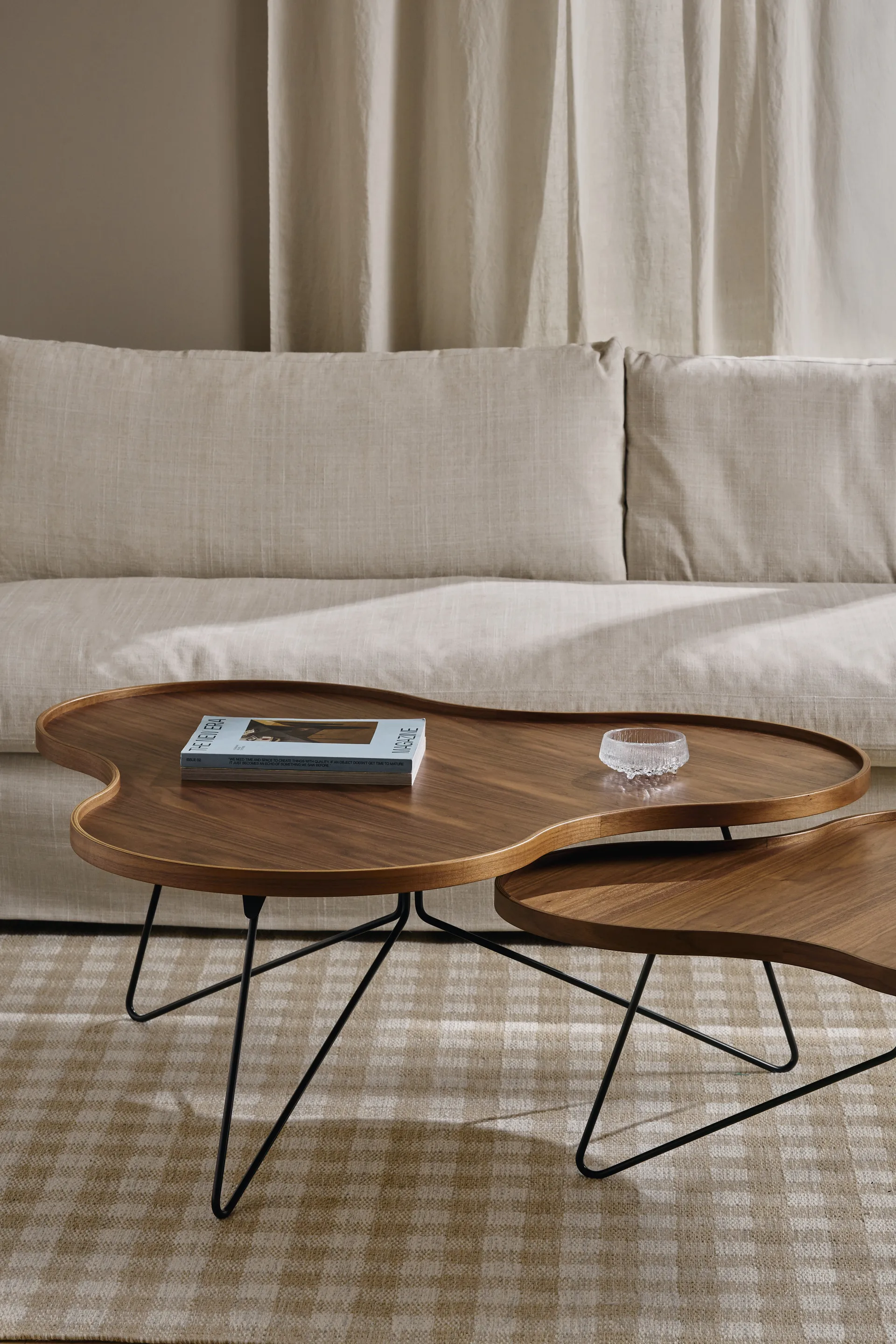 Flower mono table Special Edition 84x90 cm, H45 cm-lacquered walnut-black lacquered steel Swedese