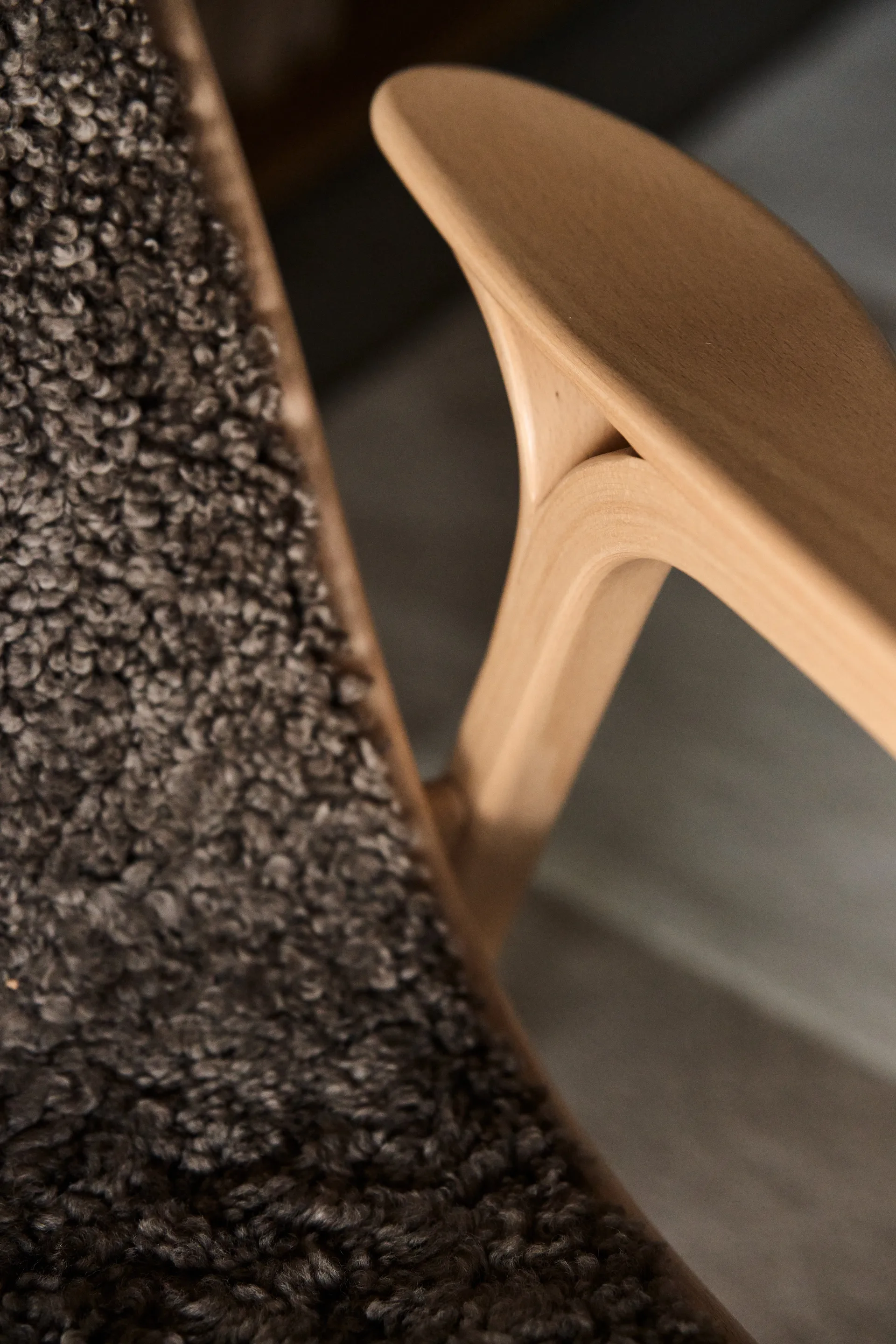 Lamino arm chair laquered beech/sheep skin, Sahara (nougat brown) Swedese