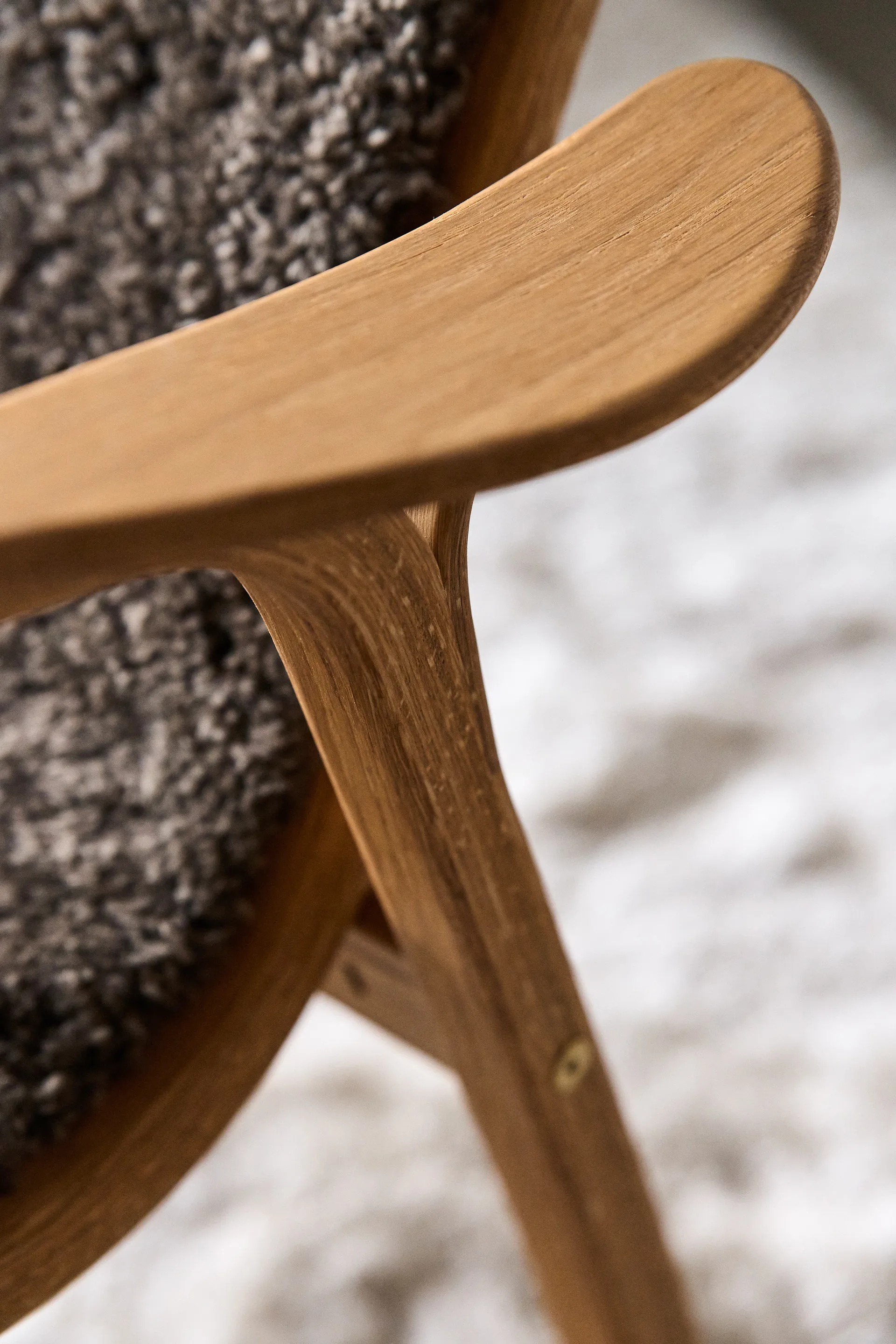 Lamino arm chair oiled oak/sheep skin, Sahara (nougat brown) Swedese