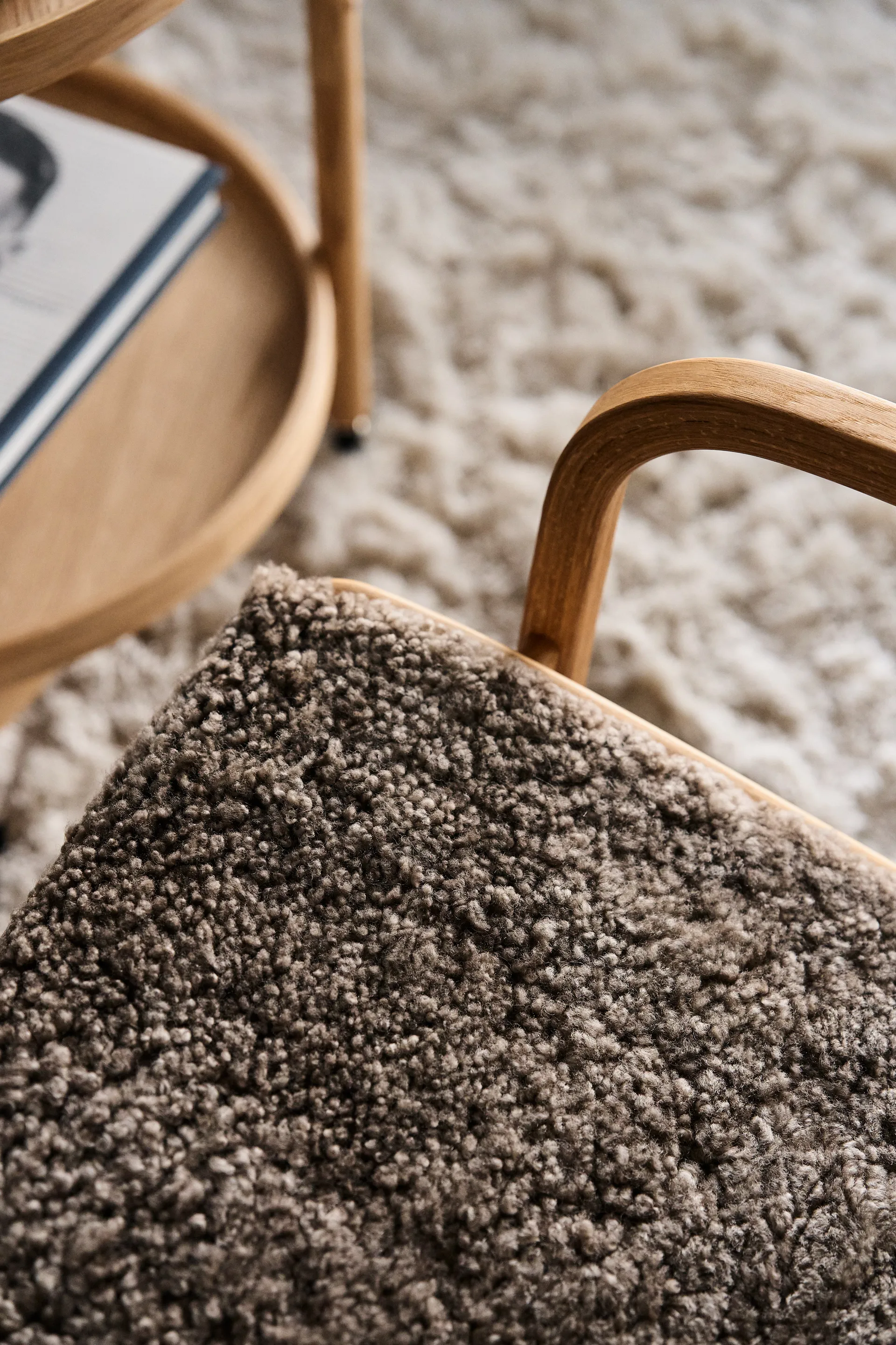 Lamino arm chair oiled oak/sheep skin, Sahara (nougat brown) Swedese