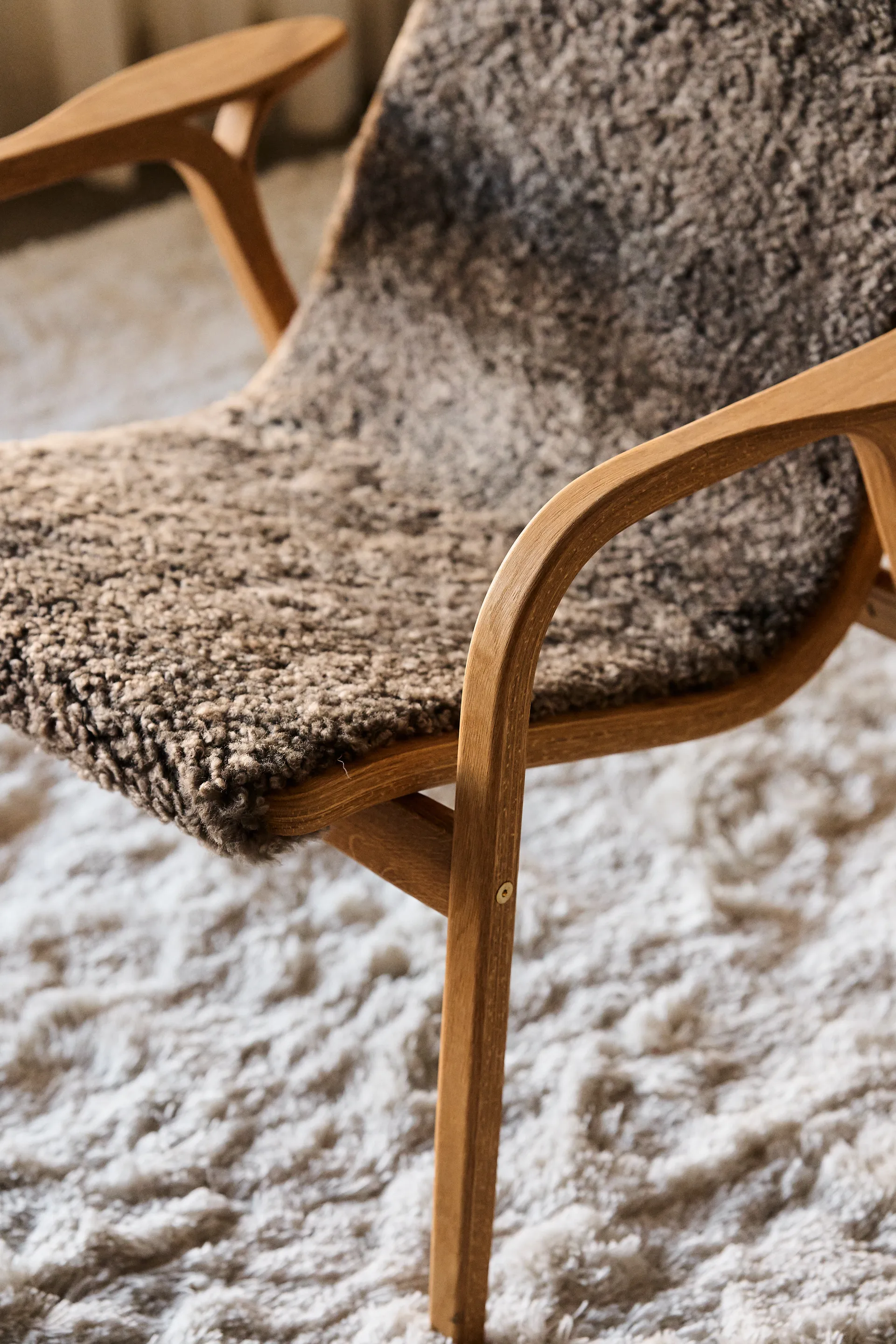 Lamino arm chair oiled oak/sheep skin, Sahara (nougat brown) Swedese