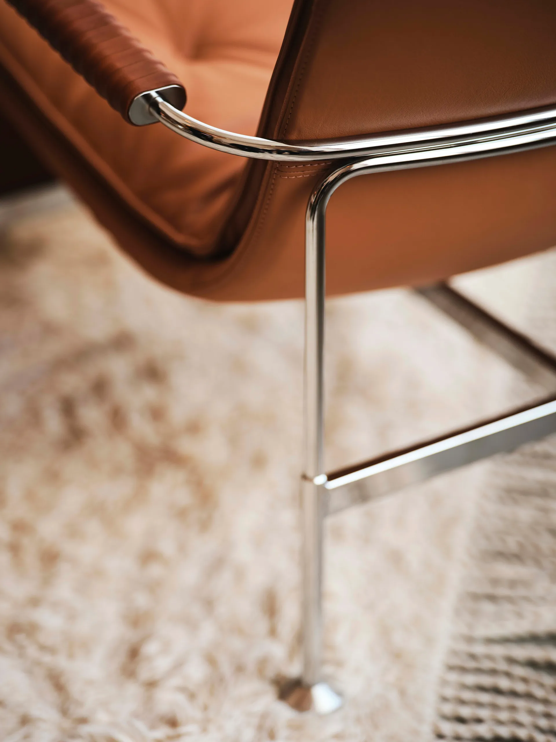 Serpentine armchair, Leather Elmo Soft Dark brown–Tärnsjö Tobacco Swedese