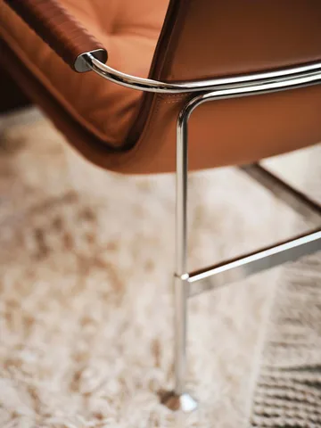 Serpentine armchair - Leather Elmo Soft Dark brown–Tärnsjö Tobacco - Swedese