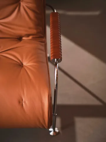Serpentine armchair - Leather Elmo Soft Dark brown–Tärnsjö Tobacco - Swedese