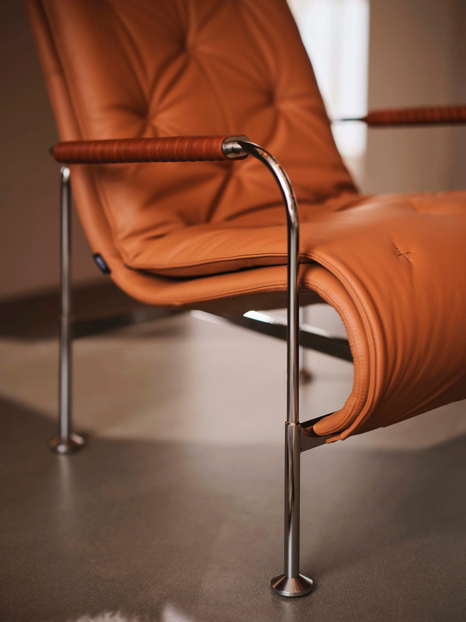 Serpentine armchair, Leather Elmo Soft Dark brown–Tärnsjö Tobacco Swedese