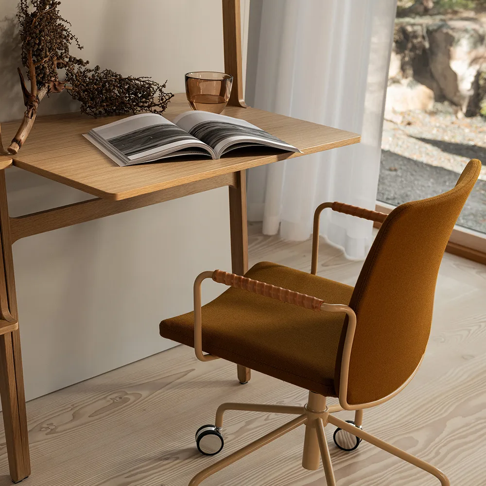 Stella office chair can be raised/lowered with tilt, Leather elmosoft 99999 black, chrome stand, flexible back Swedese