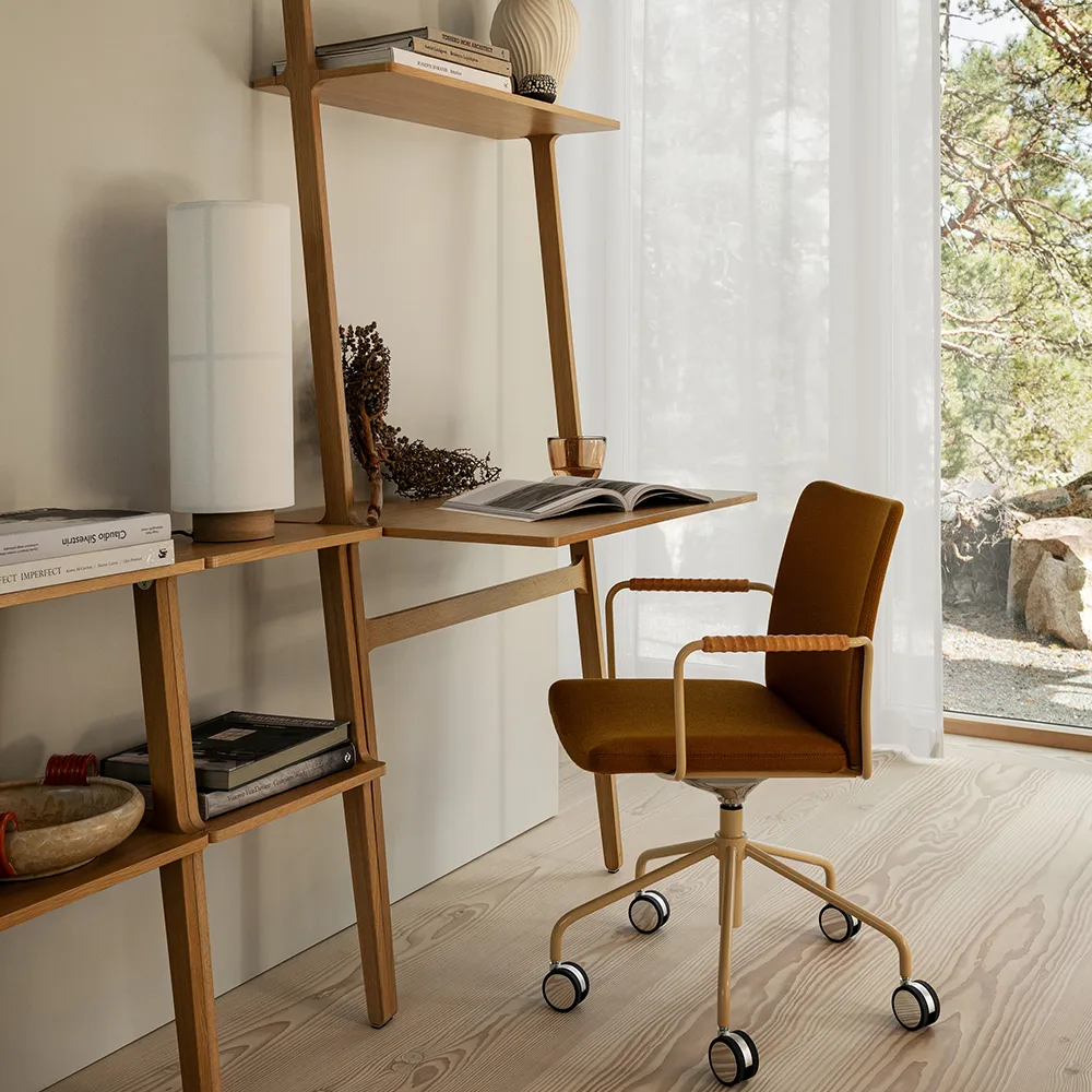 Stella office chair can be raised/lowered with tilt, Leather elmosoft 99999 black, chrome stand, flexible back Swedese