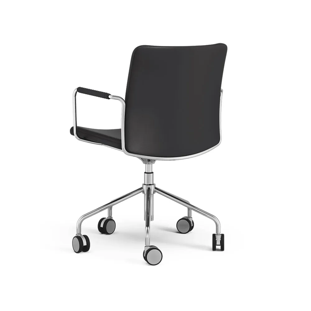 Stella office chair can be raised/lowered with tilt, Leather elmosoft 99999 black, chrome stand, leather-covered armrests, flexible back Swedese