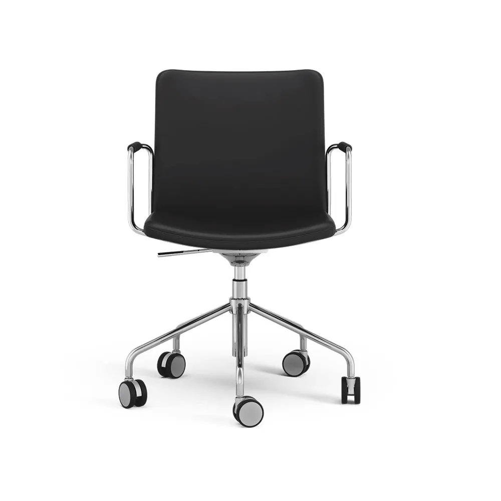 Stella office chair can be raised/lowered with tilt, Leather elmosoft 99999 black, chrome stand, leather-covered armrests, flexible back Swedese
