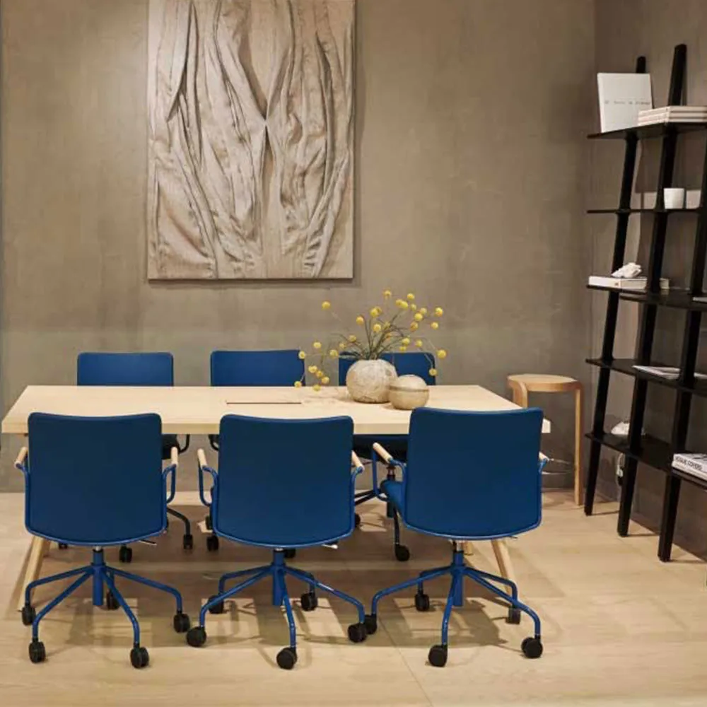 Stella office chair can be raised/lowered with tilt, Leather elmosoft 99999 black, chrome stand, flexible back Swedese