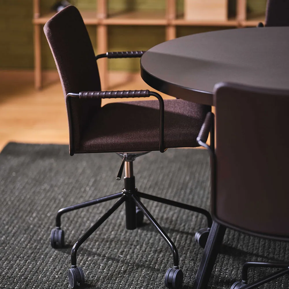 Stella office chair can be raised/lowered with tilt, Leather elmosoft 99999 black, chrome stand, flexible back Swedese