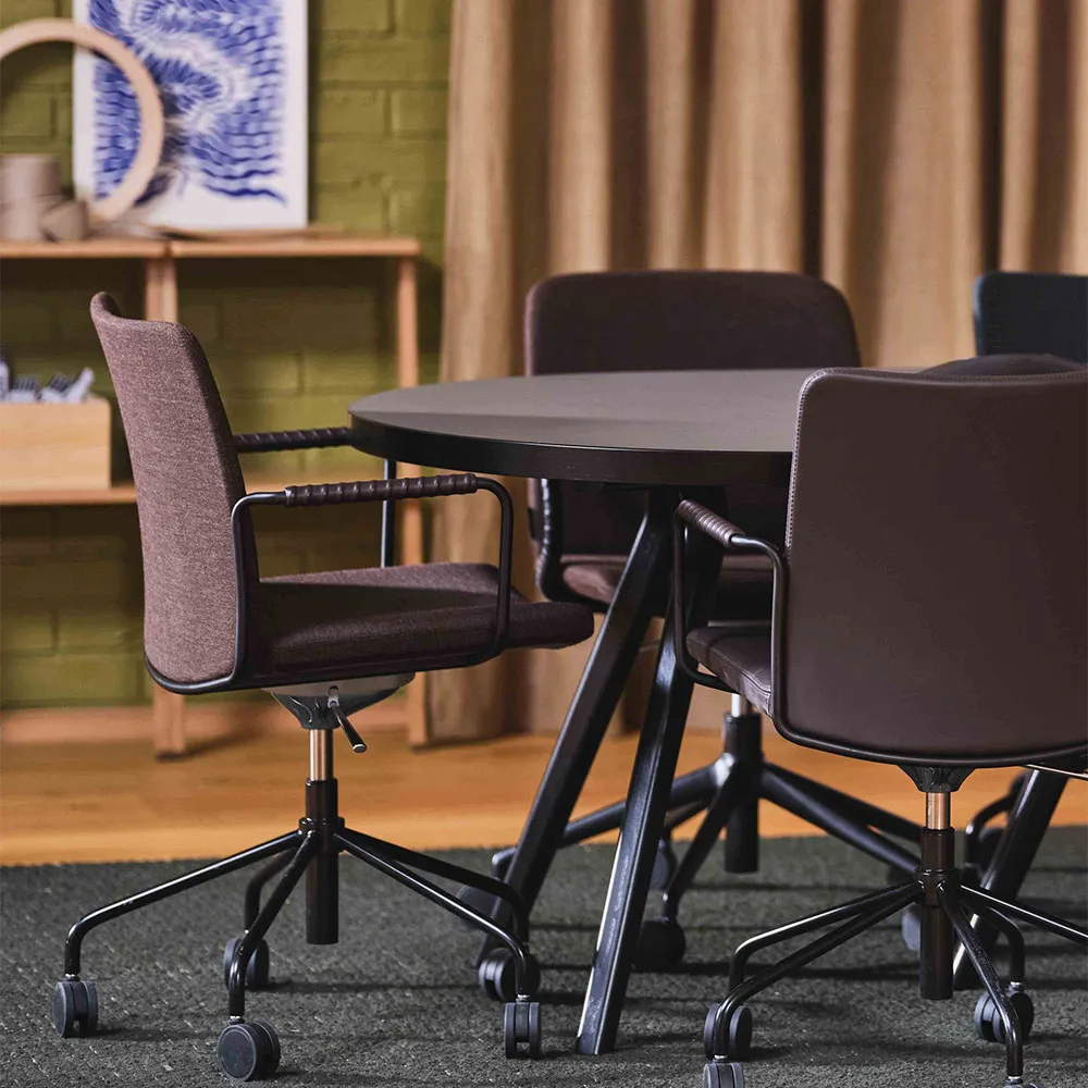 Stella office chair can be raised/lowered with tilt, Leather elmosoft 99999 black, chrome stand, flexible back Swedese