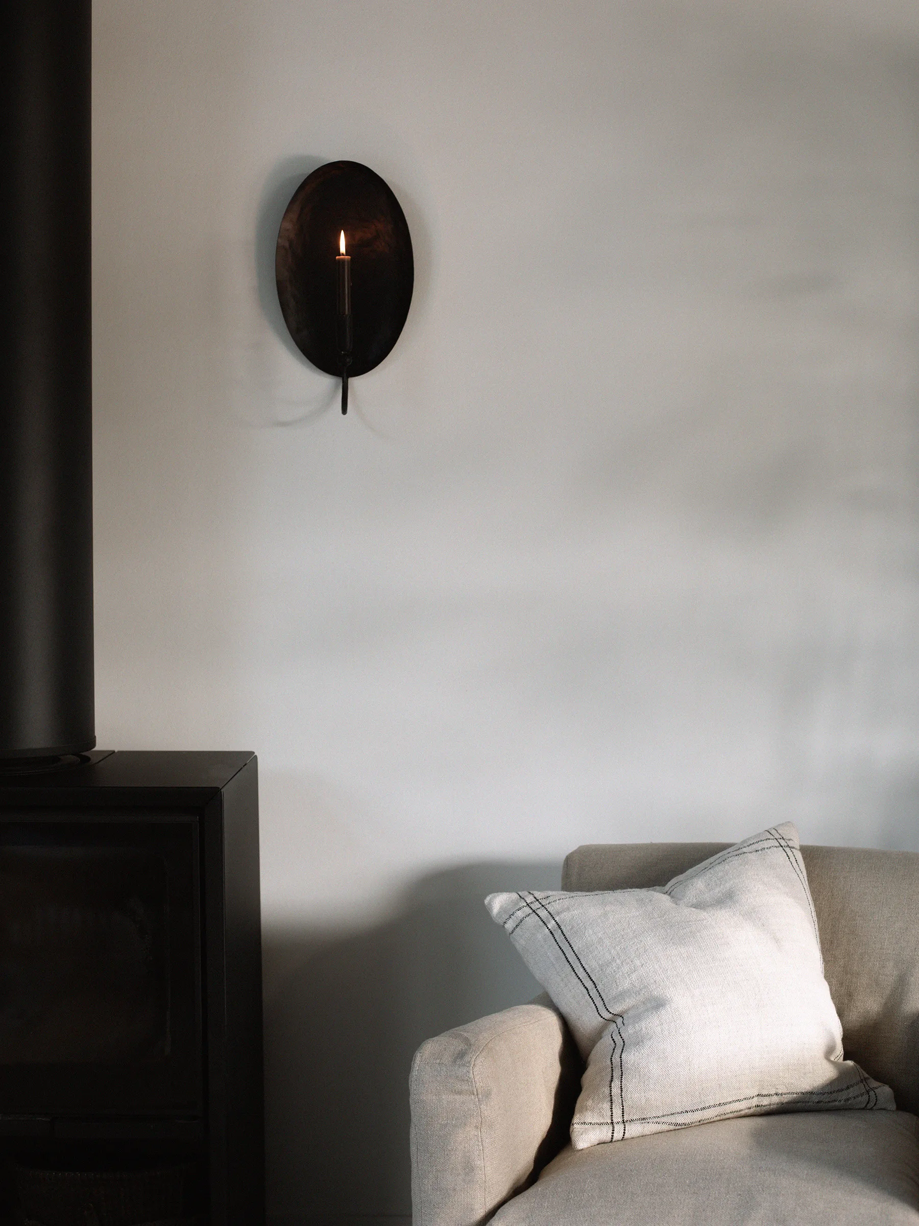 Boule wall candle holder with backplate, Black Tell Me More