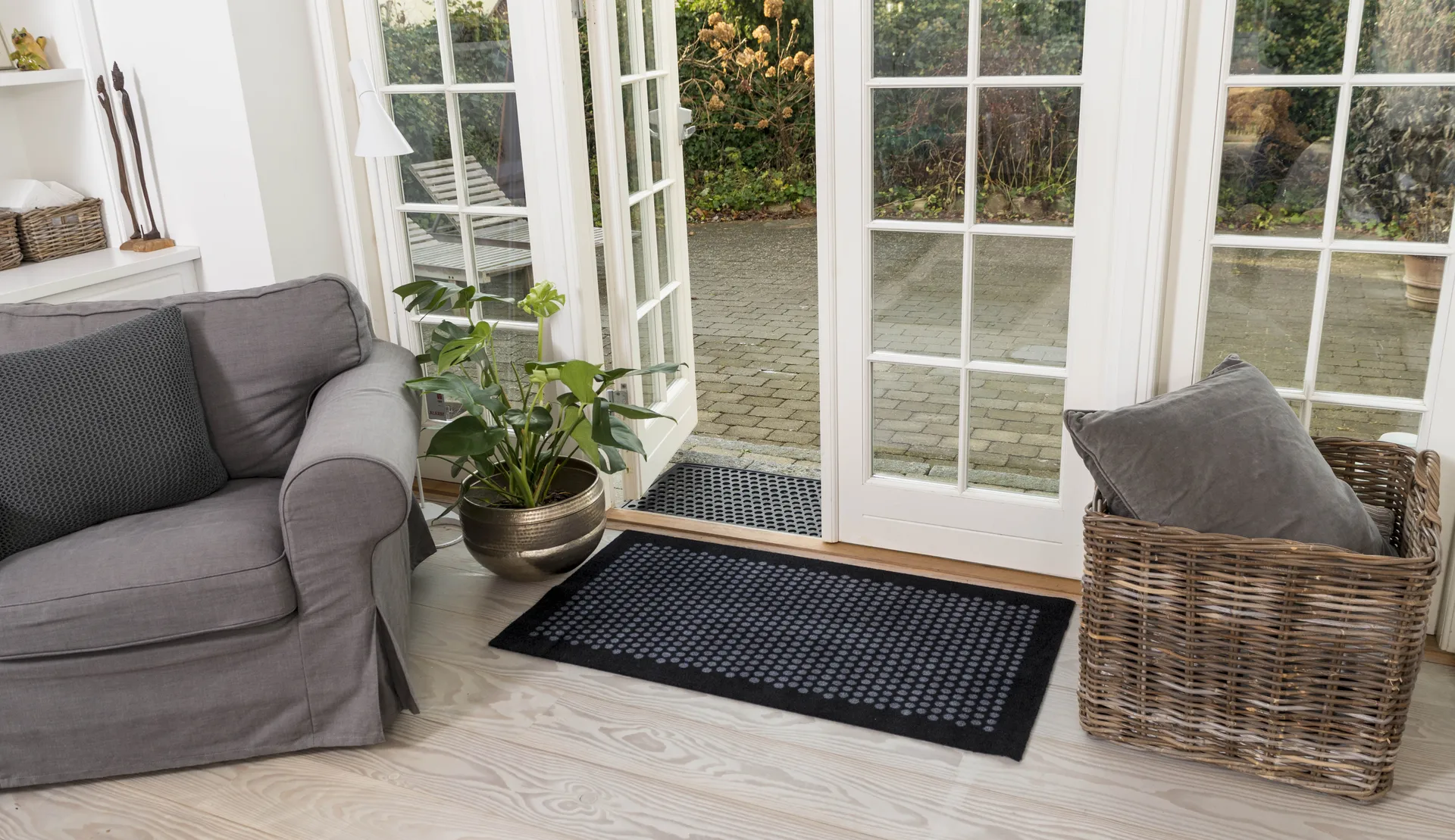 Dot hallway rug, Black. 67x120 cm tica copenhagen