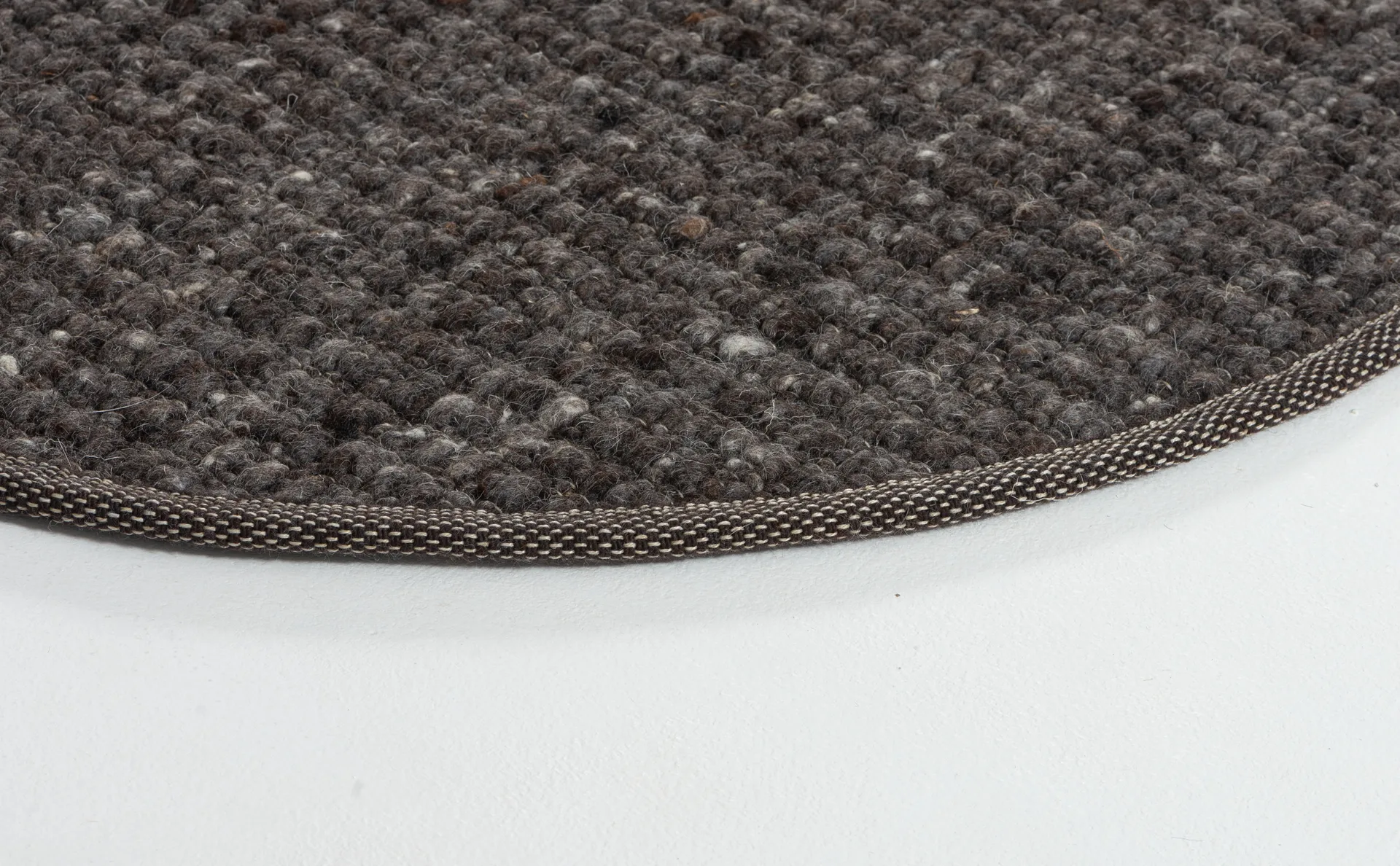 Greenland Swift round rug, Anthracite no. 83, Ø250 cm Tisca