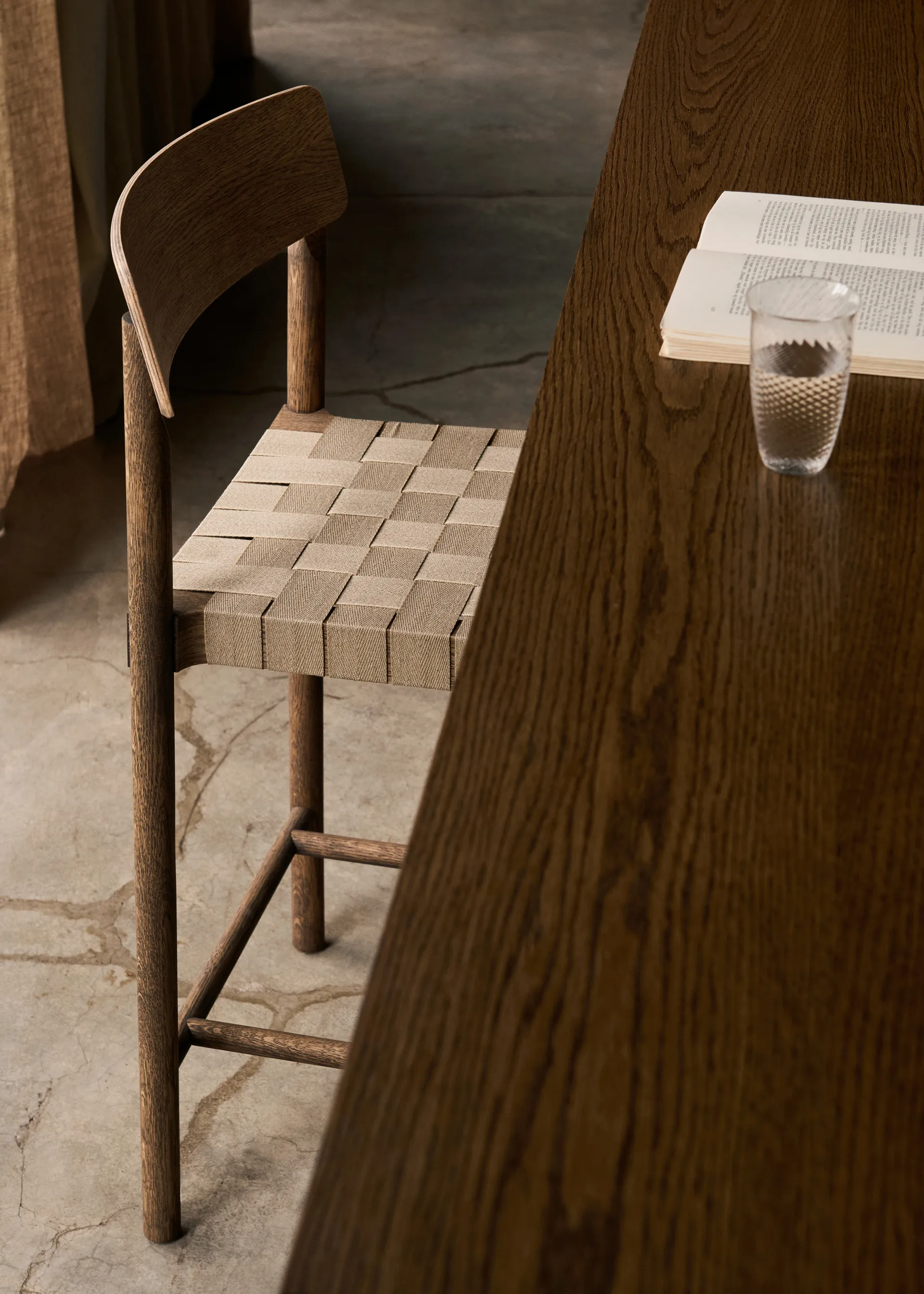 Betty TK12 Counter Chair 65 cm, Natural linen-smoked oiled oak &Tradition