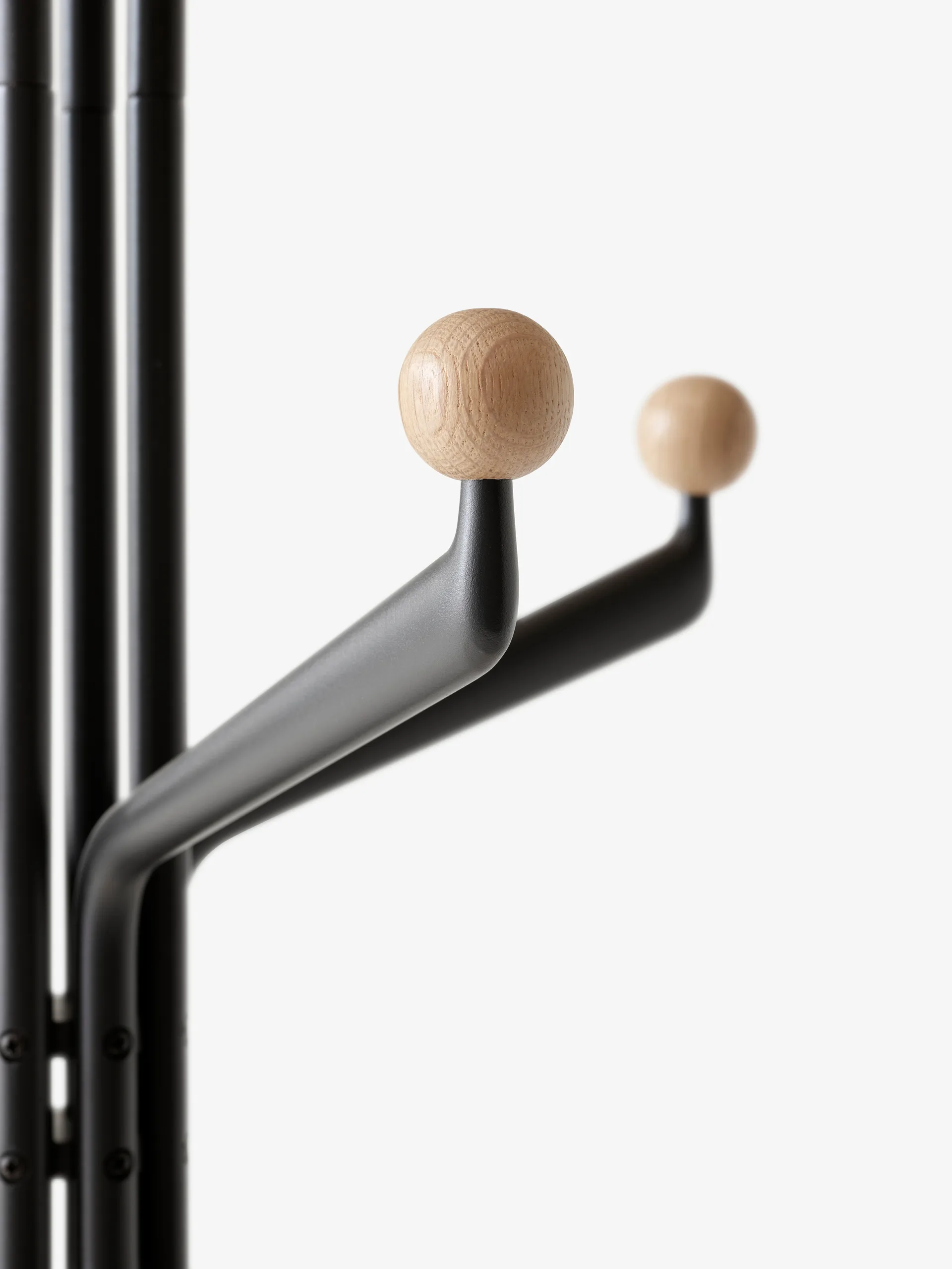 Capture SC77 hanger, Graphite-Oak &Tradition