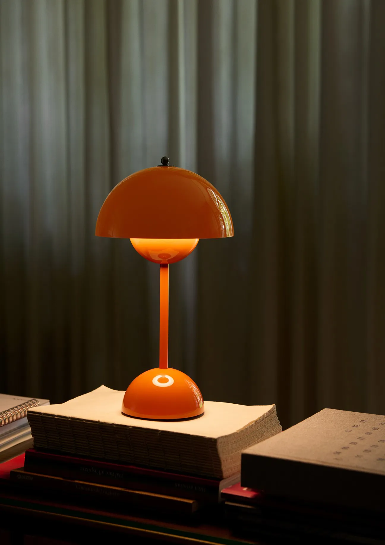 Flowerpot portable table lamp VP9, Zesty orange &Tradition
