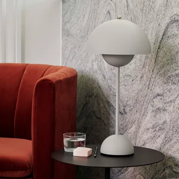FlowerPot VP3 table lamp - matte light grey - &Tradition