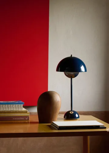 FlowerPot VP3 table lamp - Steel blue - &Tradition